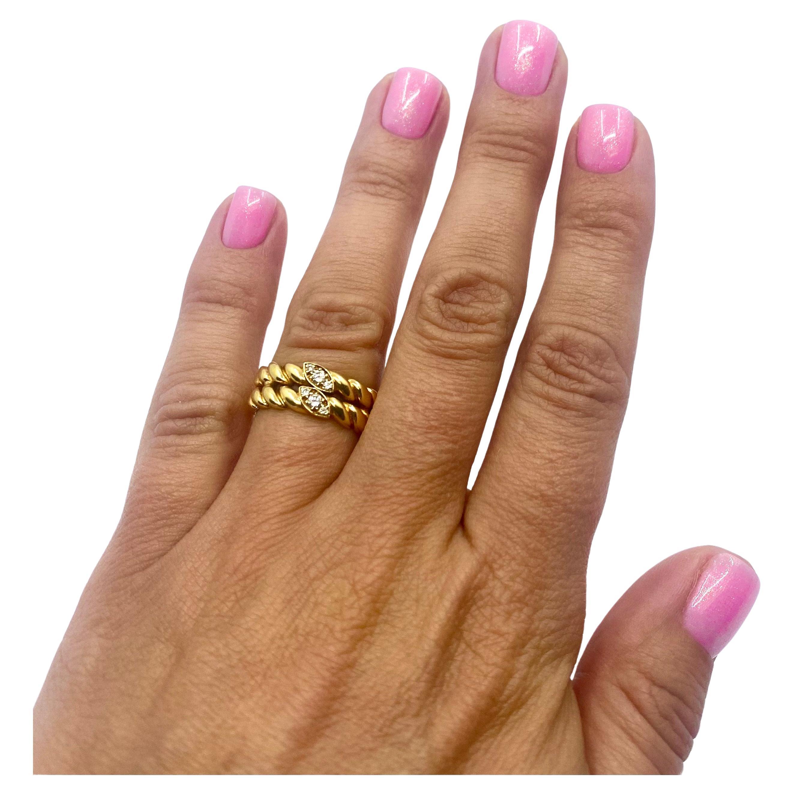 Ein eleganter geflochtener Diamantring von Van Cleef & Arpels aus 18 Karat Gold.u2028Der Ring ist aus einem doppelten Seilband gefertigt, wobei die beiden mittleren Abschnitte des Seils mit Diamanten verziert sind. Das hochglanzpolierte Gold und das
