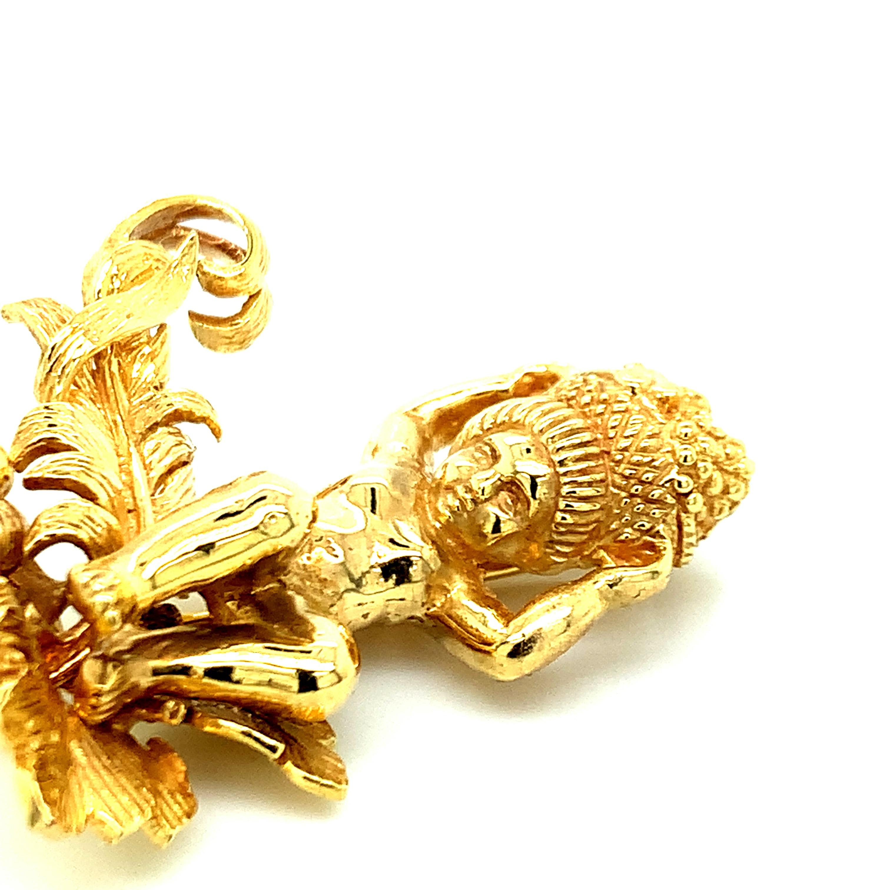 Van Cleef & Arpels Gold Brooch  In Excellent Condition For Sale In New York, NY