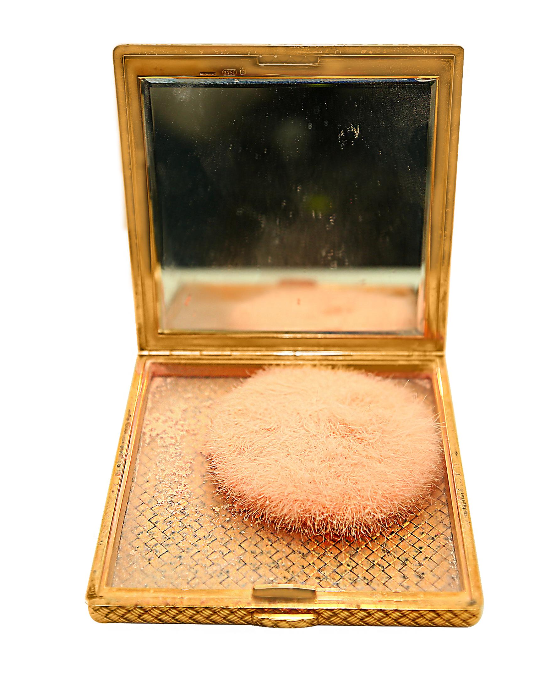 Van Cleef & Arpels Gold Compact Powder Box 18 Karat Gold Make-Up Compact 148Gm In Excellent Condition In New York, NY