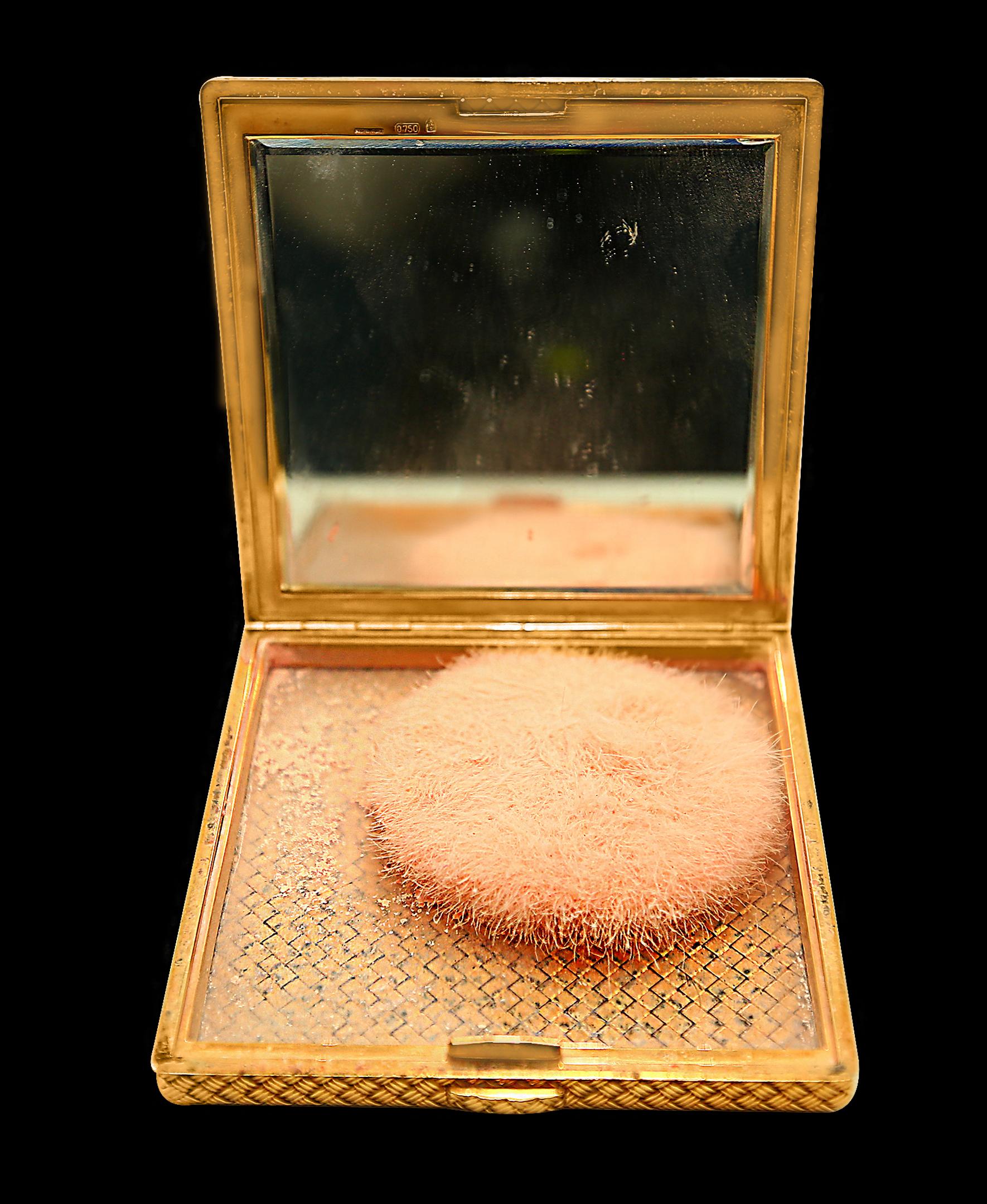 Women's or Men's Van Cleef & Arpels Gold Compact Powder Box 18 Karat Gold Make-Up Compact 148Gm
