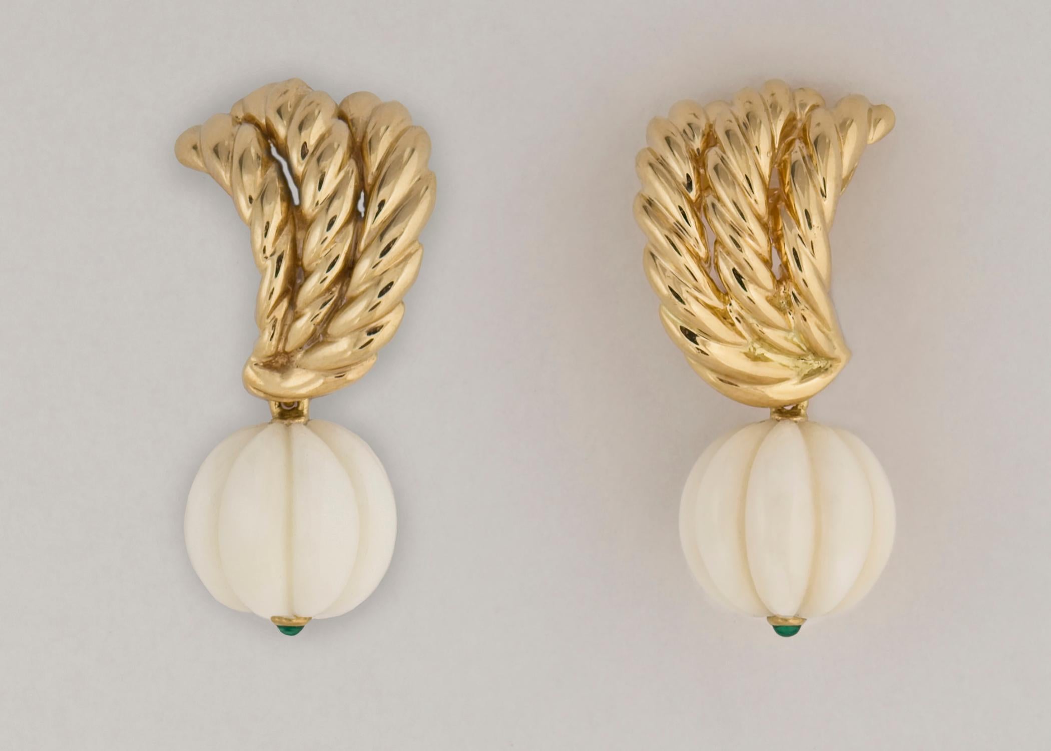 Contemporain Van Cleef & Arpels Boucles d'oreilles en or, corail et chrysophase en vente