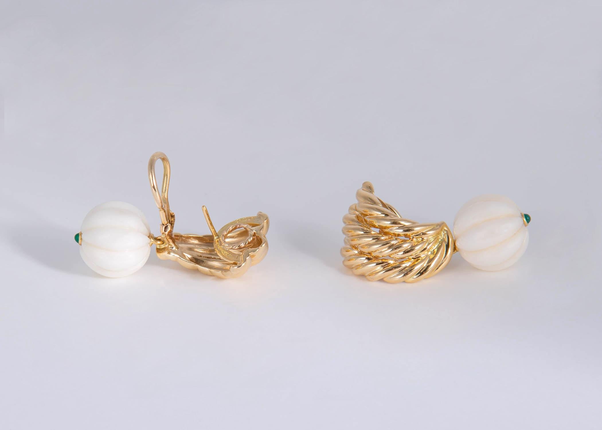 Perle Van Cleef & Arpels Boucles d'oreilles en or, corail et chrysophase en vente