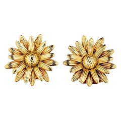 Van Cleef & Arpels Gold Daisy Ear Clips circa 1950 Paris, Péry et Fils