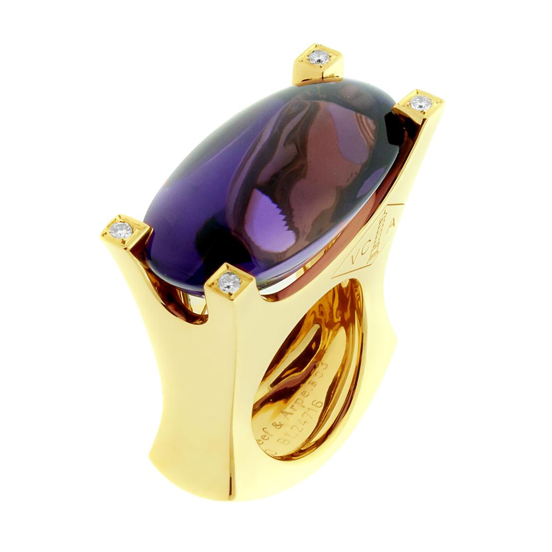 A fabulous Van Cleef and Arpels cocktail ring featuring a vivid amethyst encased by 4 of the finest Van Cleef and Arpels round brilliant cut diamonds in 18k yellow gold.

Weight : 45.8 grams
