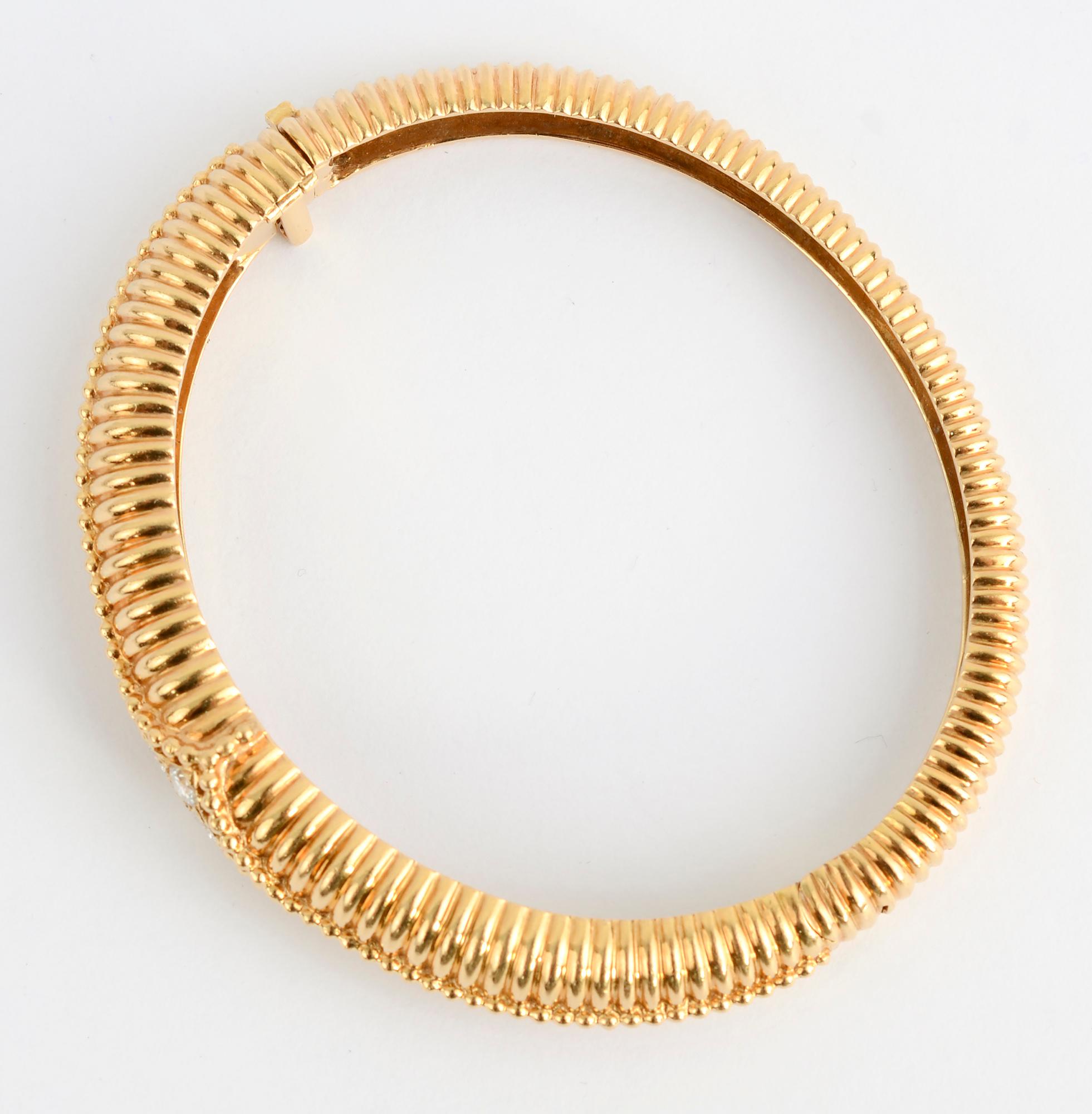 Moderne Van Cleef & Arpels Bracelet jonc en or et diamants en vente