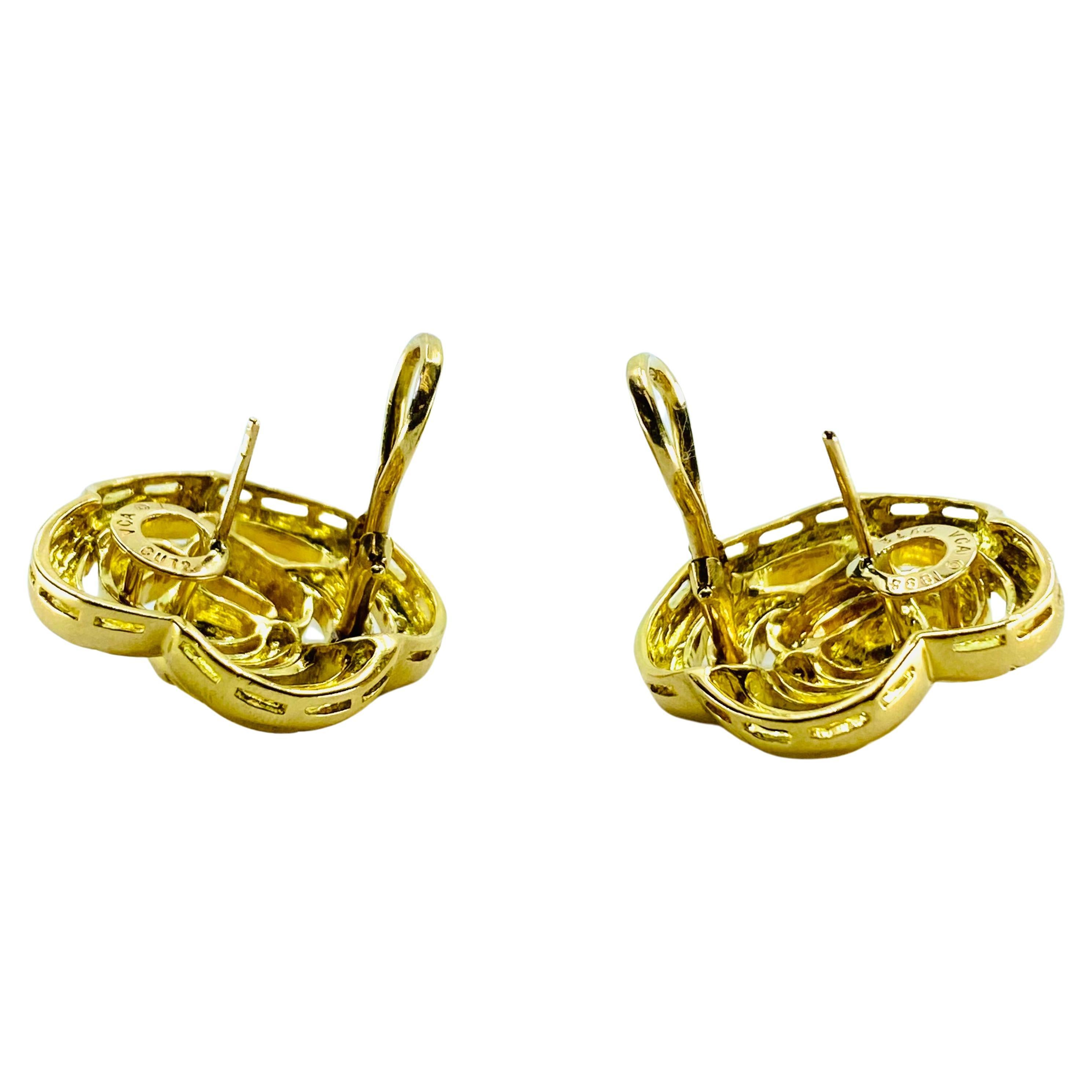 Orecchini Van Cleef & Arpels con diamanti in oro e camelia In condizioni ottime in vendita a Beverly Hills, CA