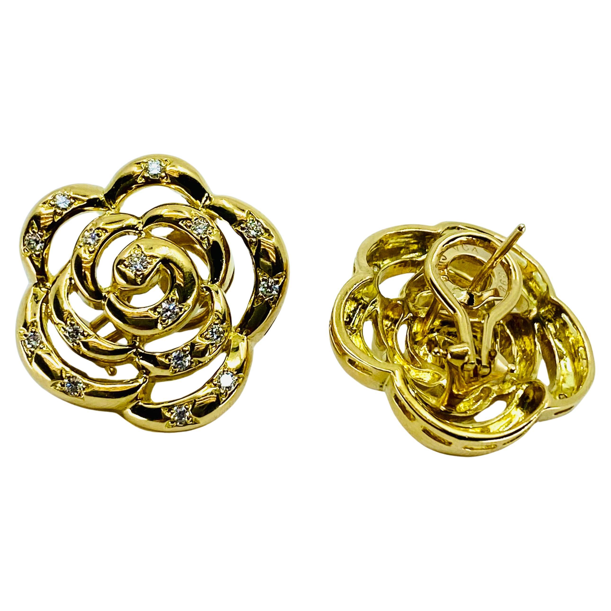 Donna Orecchini Van Cleef & Arpels con diamanti in oro e camelia in vendita