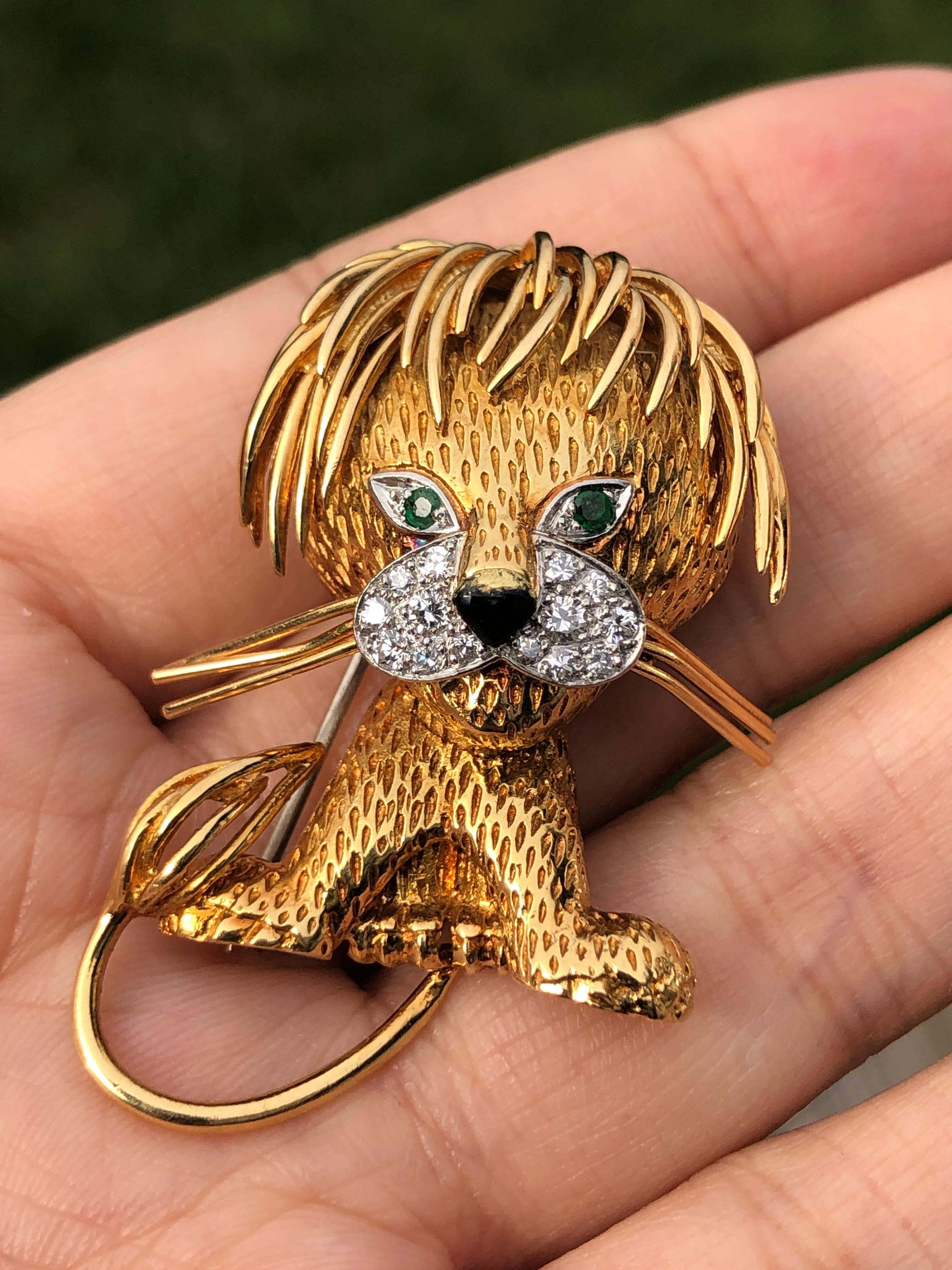 Circa 1970s Van Cleef and Arpels France 18K Yellow Gold Lion Clip brooch, measuring 4.6cm in length and 3cm wide. finement détaillé, set with Emerald Eyes and Diamonds around the mouth and further decorated with a Black enamel nose.  Il s'agit de la