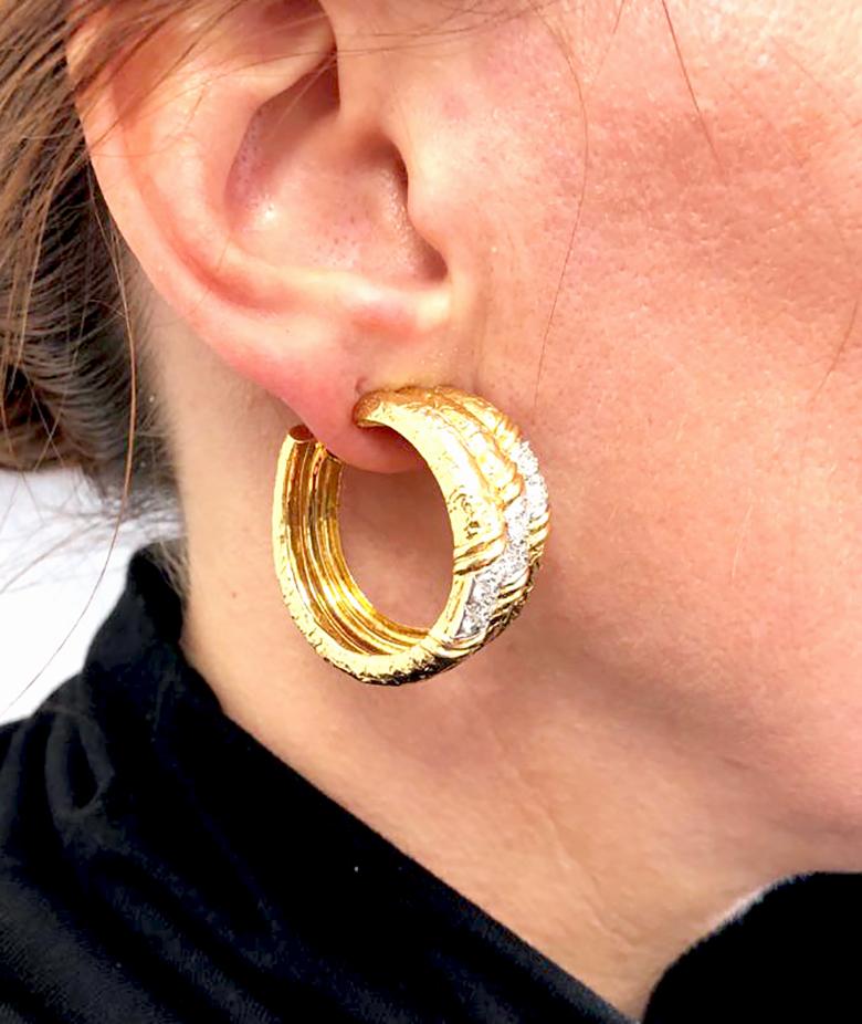 VAN CLEEF & ARPELS Diamond Fluted Textured Hoop Earrings In Good Condition In New York, NY