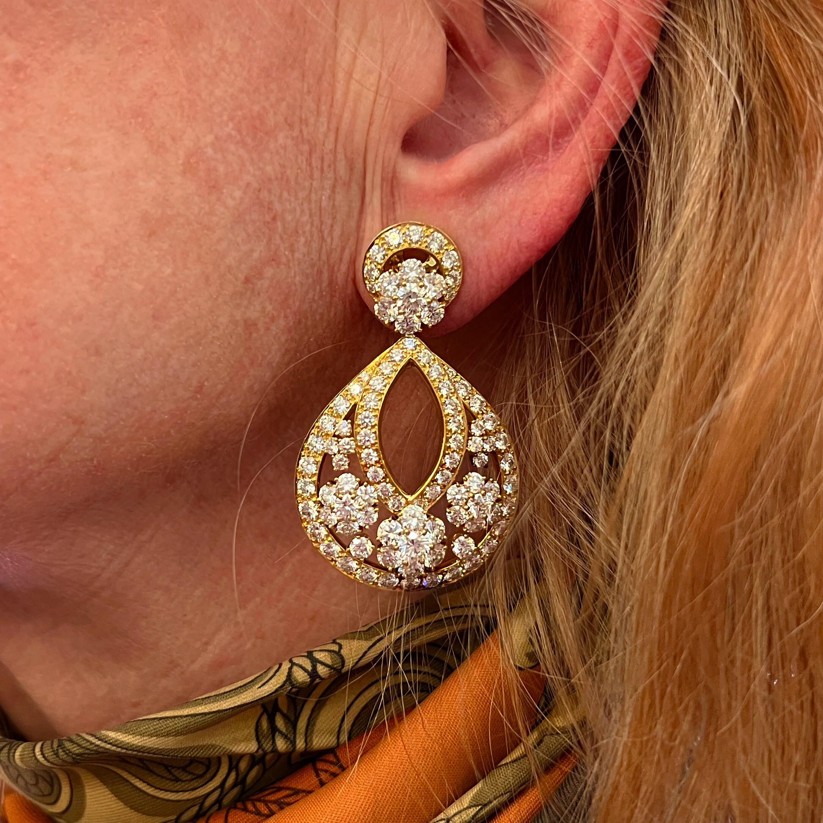 VAN CLEEF & ARPELS Gold Diamond Large Snowflake Drop Earrings In Good Condition For Sale In New York, NY