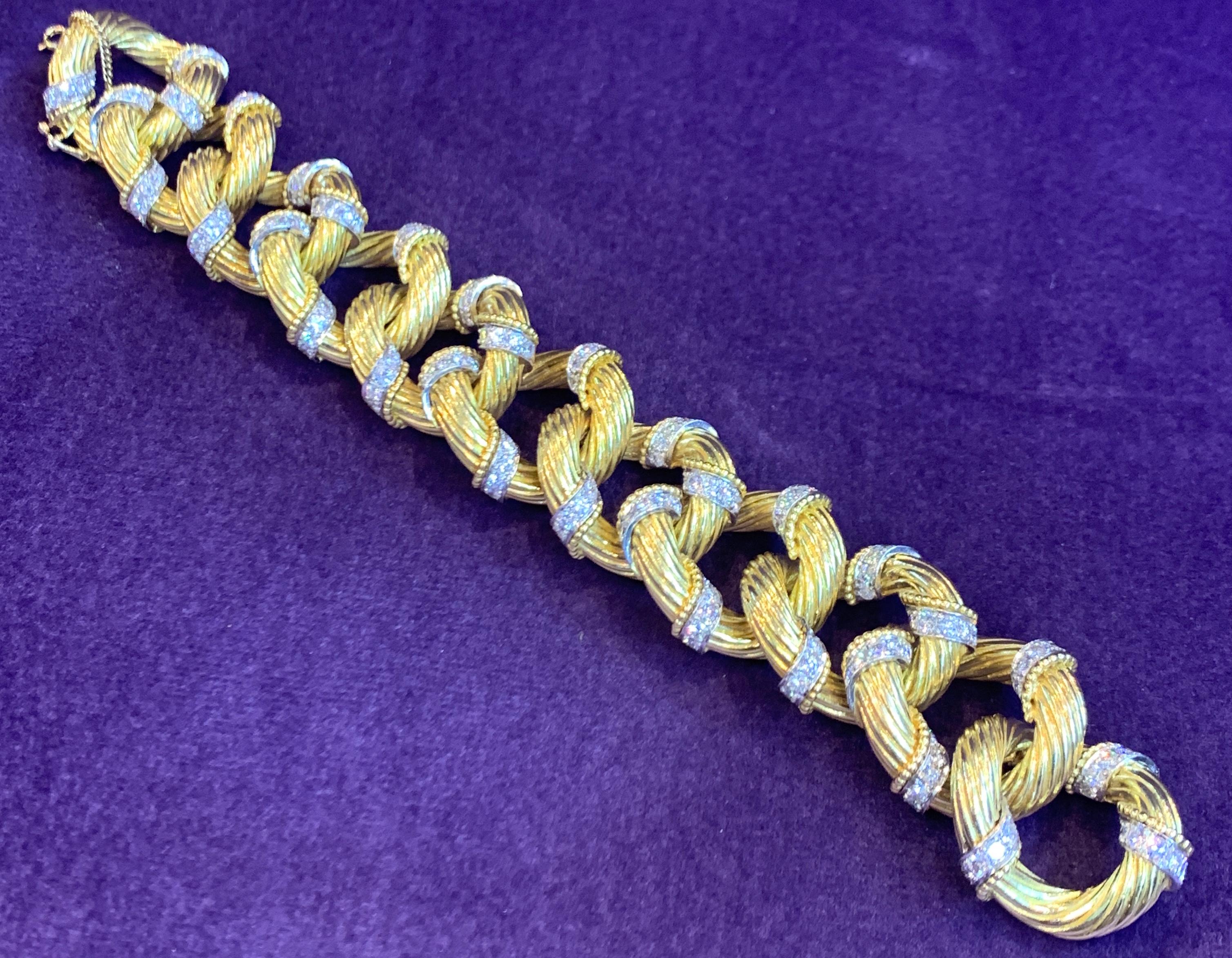 Round Cut Van Cleef & Arpels Gold and Diamond Link Bracelet