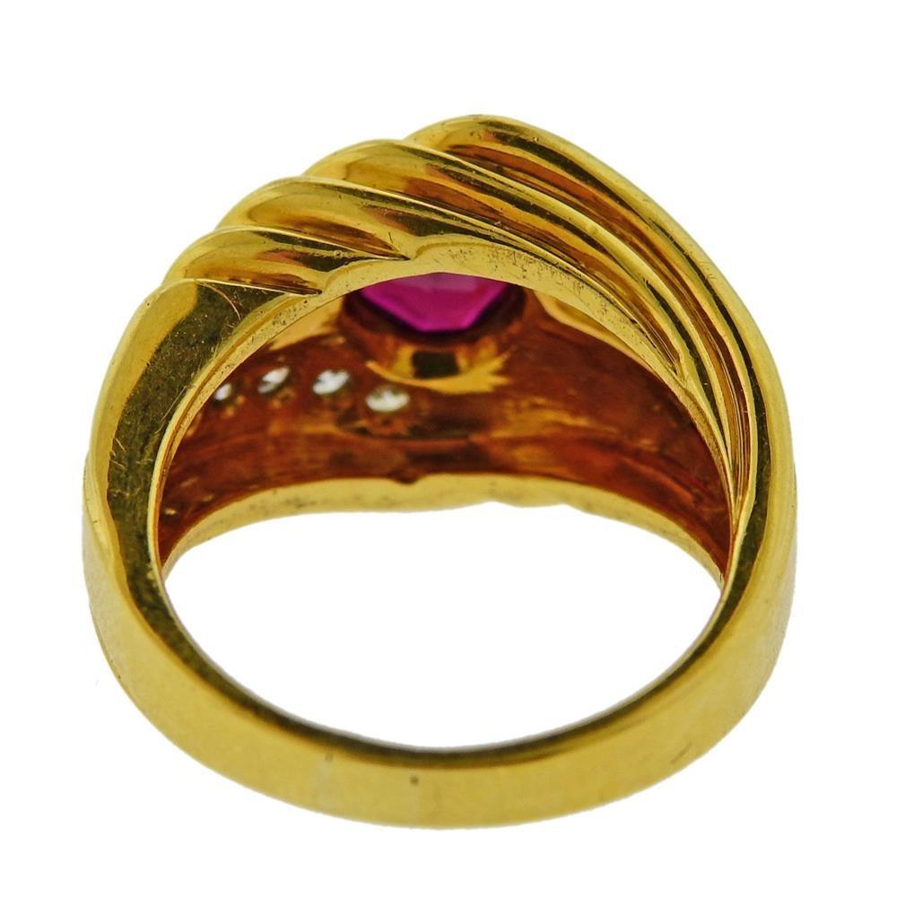 Donna Anello Van Cleef & Arpels in oro con diamante e rubino in vendita