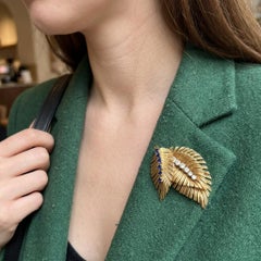 Van Cleef & Arpels Spilla a foglia in oro con diamante e zaffiro Eleg Vintage