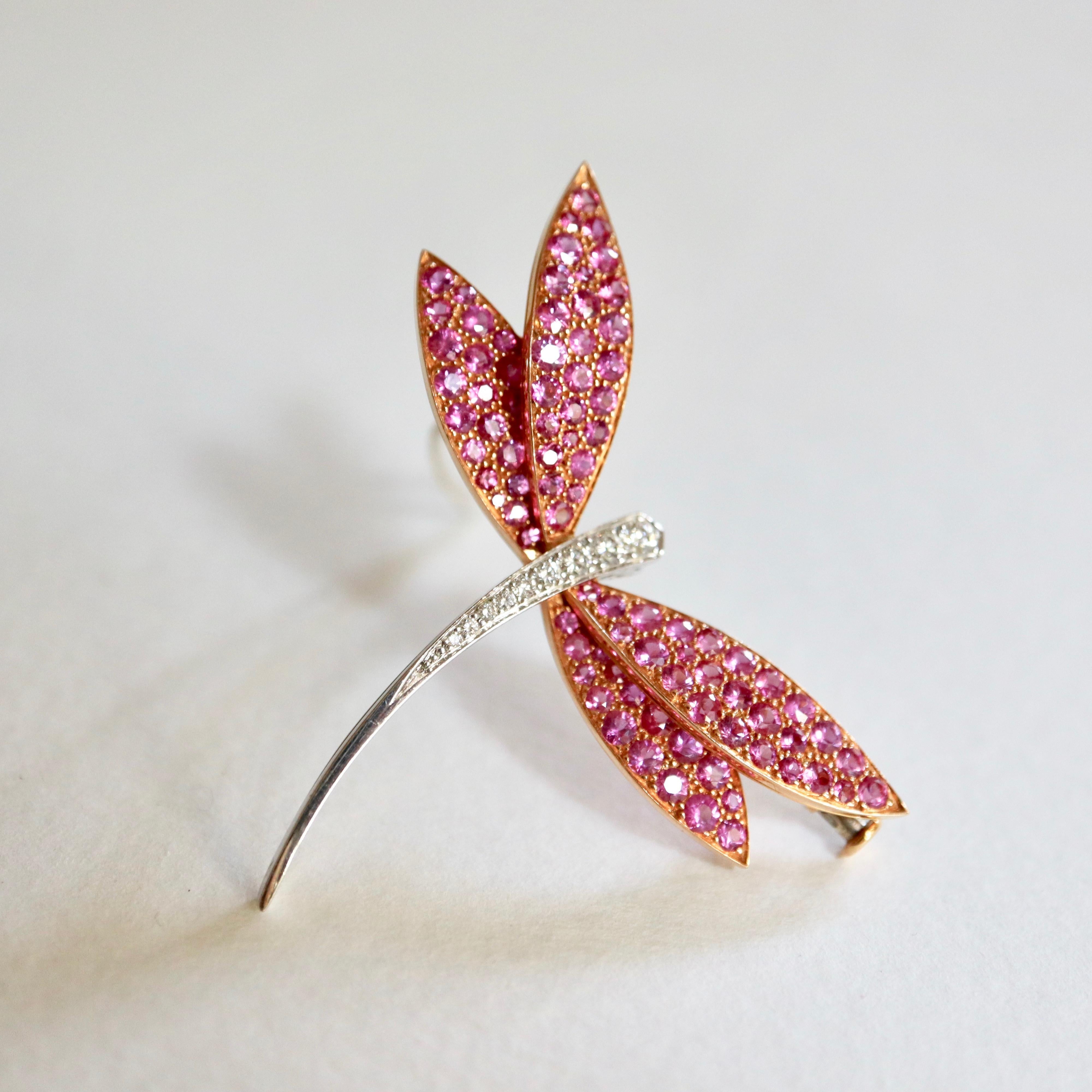 VAN CLEEF & ARPELS 18 carat White Gold and 18 carat Yellow Gold Dragonfly Brooch, Pink Sapphires and Diamonds.
Brooch VAN CLEEF & ARPELS Dragonfly, the Body in 18 carat white Gold is set with 9 diamonds and the 18 carat yellow Gold Wings are set