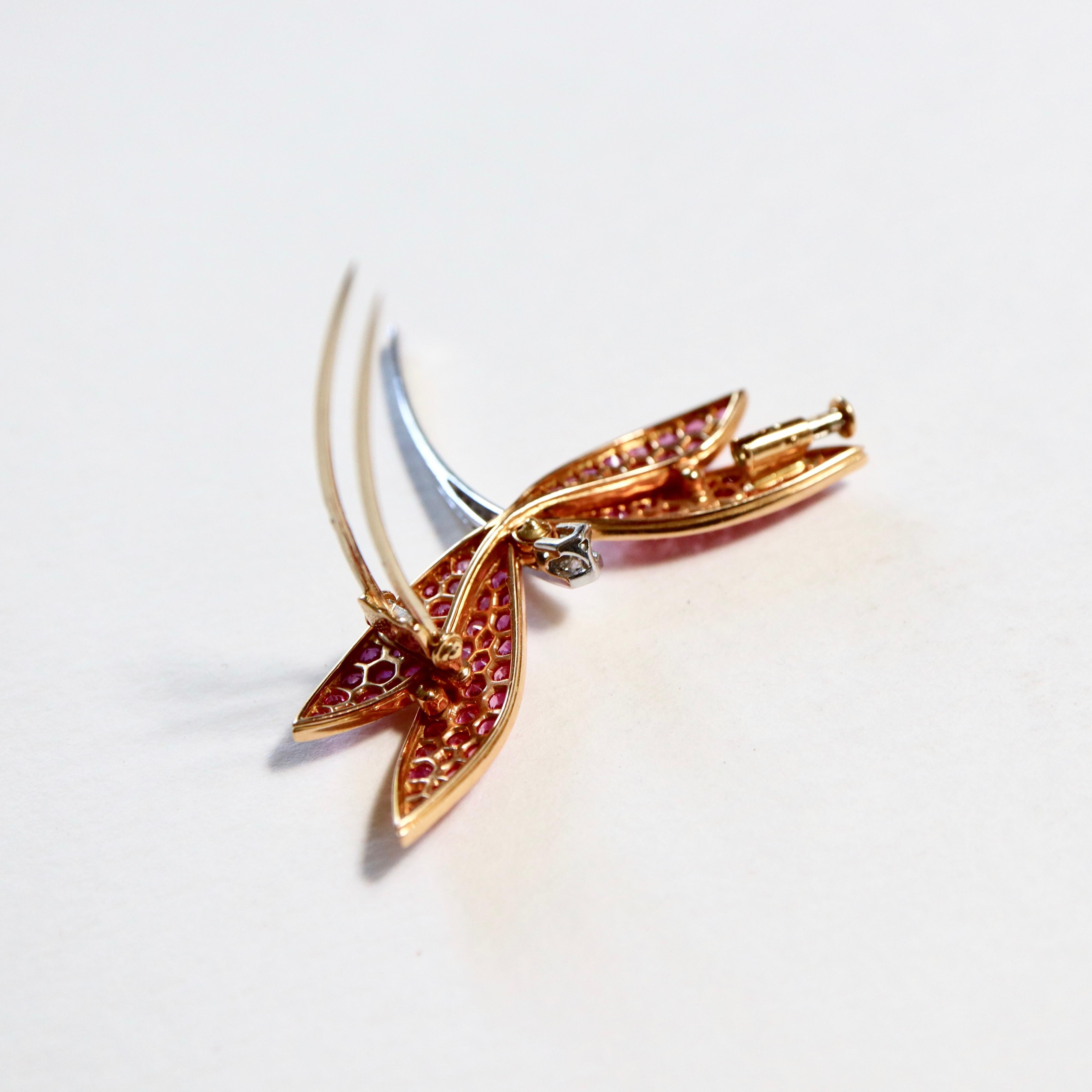 Van Cleef & Arpels Gold Dragonfly Brooch, Pink Sapphires Diamonds In Good Condition For Sale In Paris, FR