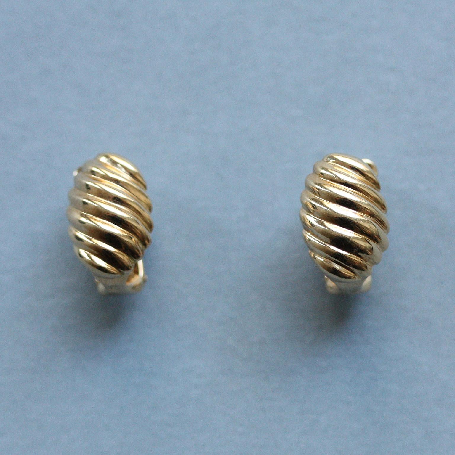A pair of 18k yellow gold small oval ribbed ear clips, signed and numbered: VCA, BL 22158, for Van Cleef & Arpels, circa 1970.

Length: 1,3 cm
width: 0,8 cm
weight: 4,99 grams
