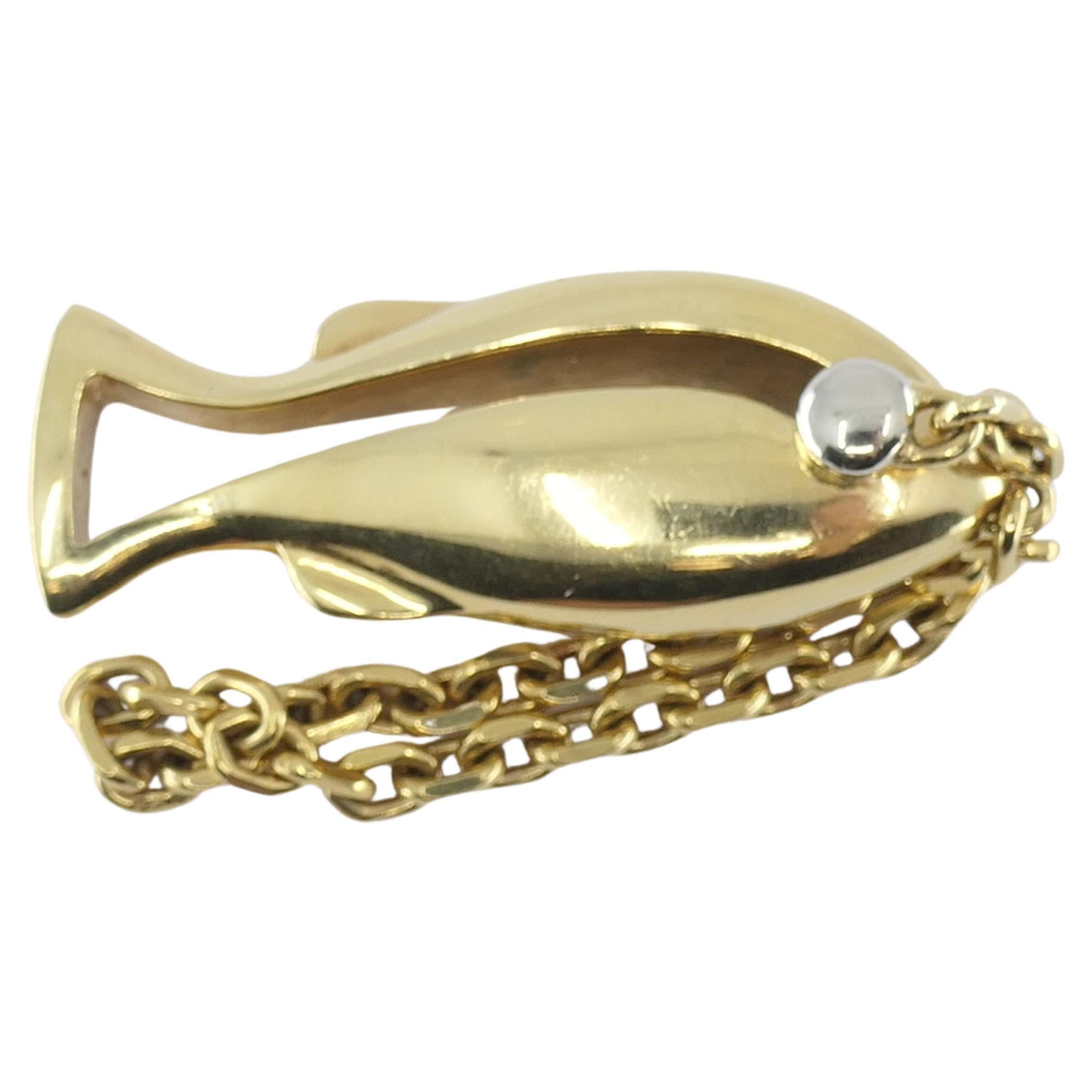 Schlüsselanhänger aus 18-karätigem Gold, gesungen von Van Cleef & Arpels.
Der Charme ist als Fisch gestaltet, mit einem durchbrochenen Körper aus Gelbgold und Augen, die mit Weißgold akzentuiert sind. Es ist ein niedliches und zugleich stilvolles
