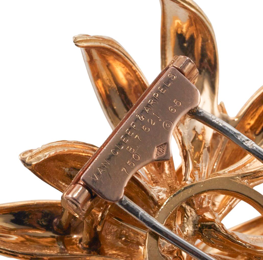 Women's or Men's Van Cleef & Arpels Gold Leaves Brooch For Sale