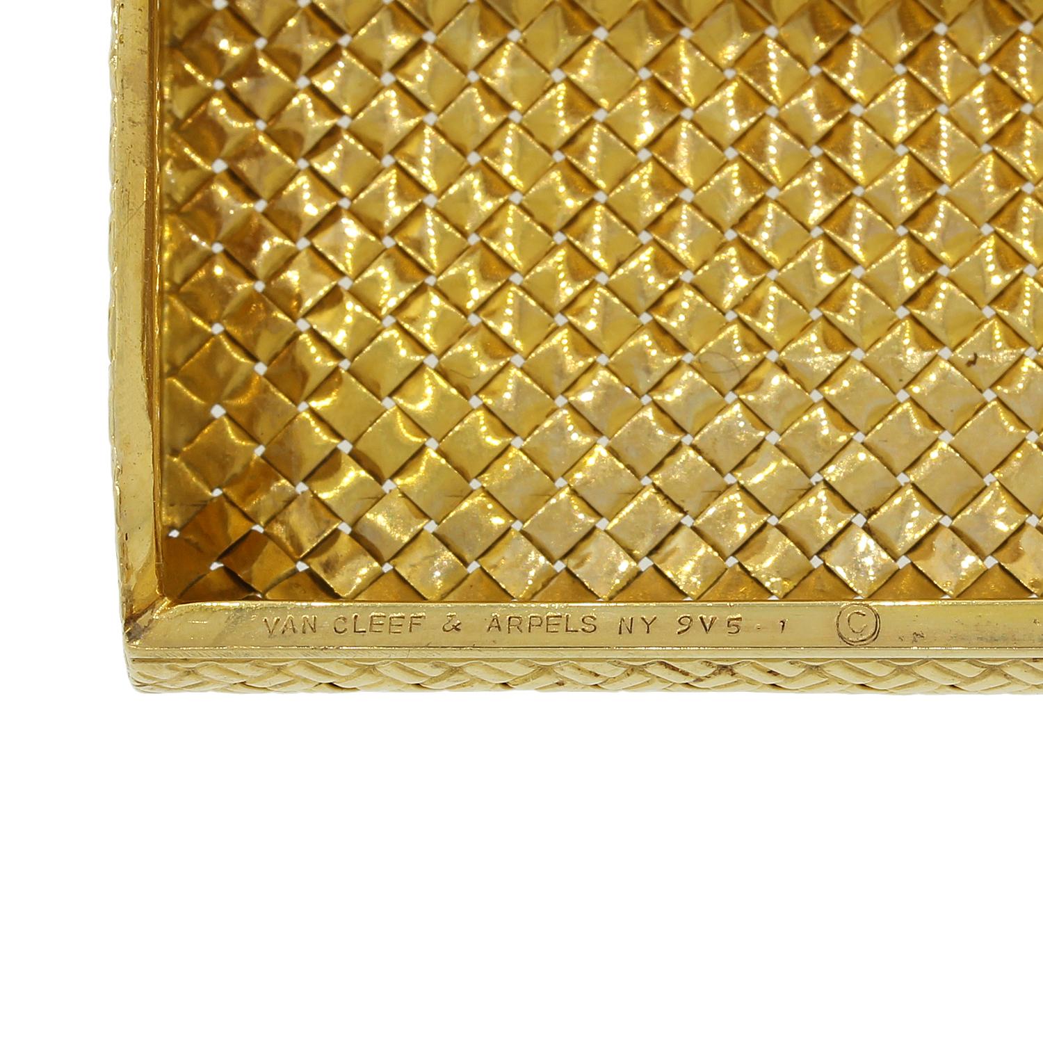 Van Cleef & Arpels Gold Necessaire Basket Weave Case In Excellent Condition For Sale In Beverly Hills, CA