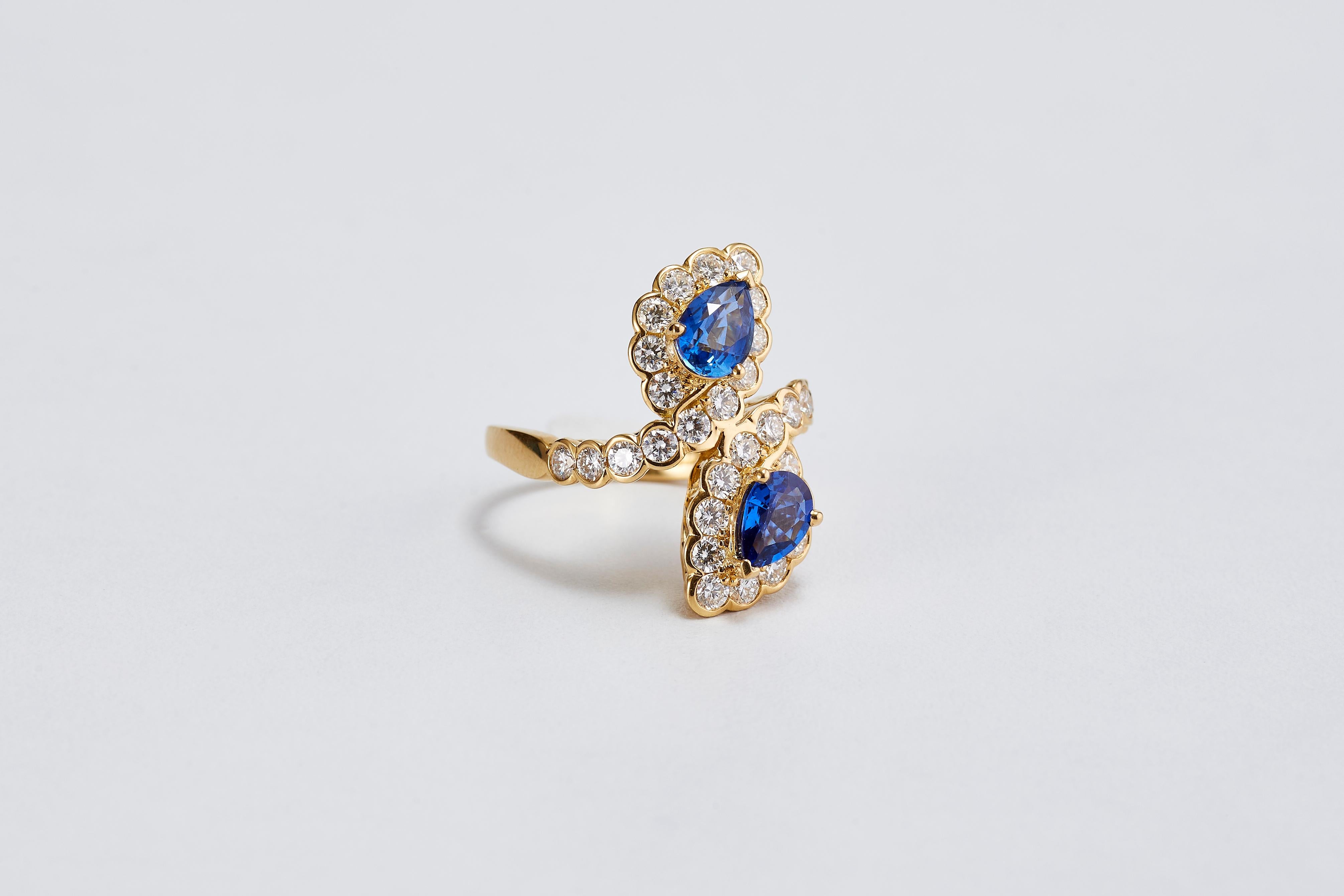 Taille poire Van Cleef & Arpels, bague en or avec 2 saphirs bleus naturels taille poire et diamants en vente
