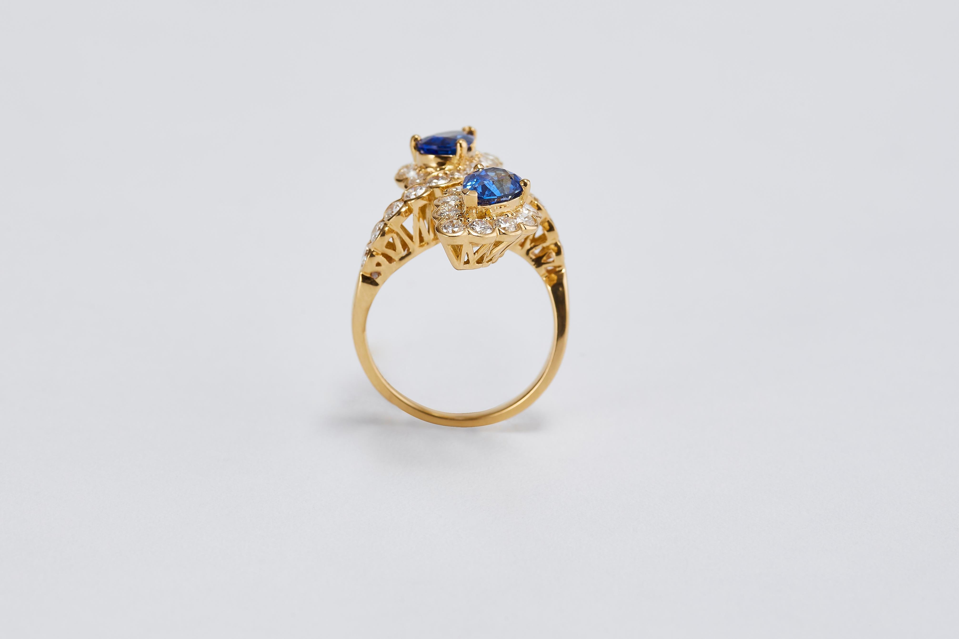 Van Cleef & Arpels Goldring mit 2 birnenförmigen natürlichen blauen Saphiren und Diamanten im Zustand „Hervorragend“ im Angebot in Tel Aviv, IL