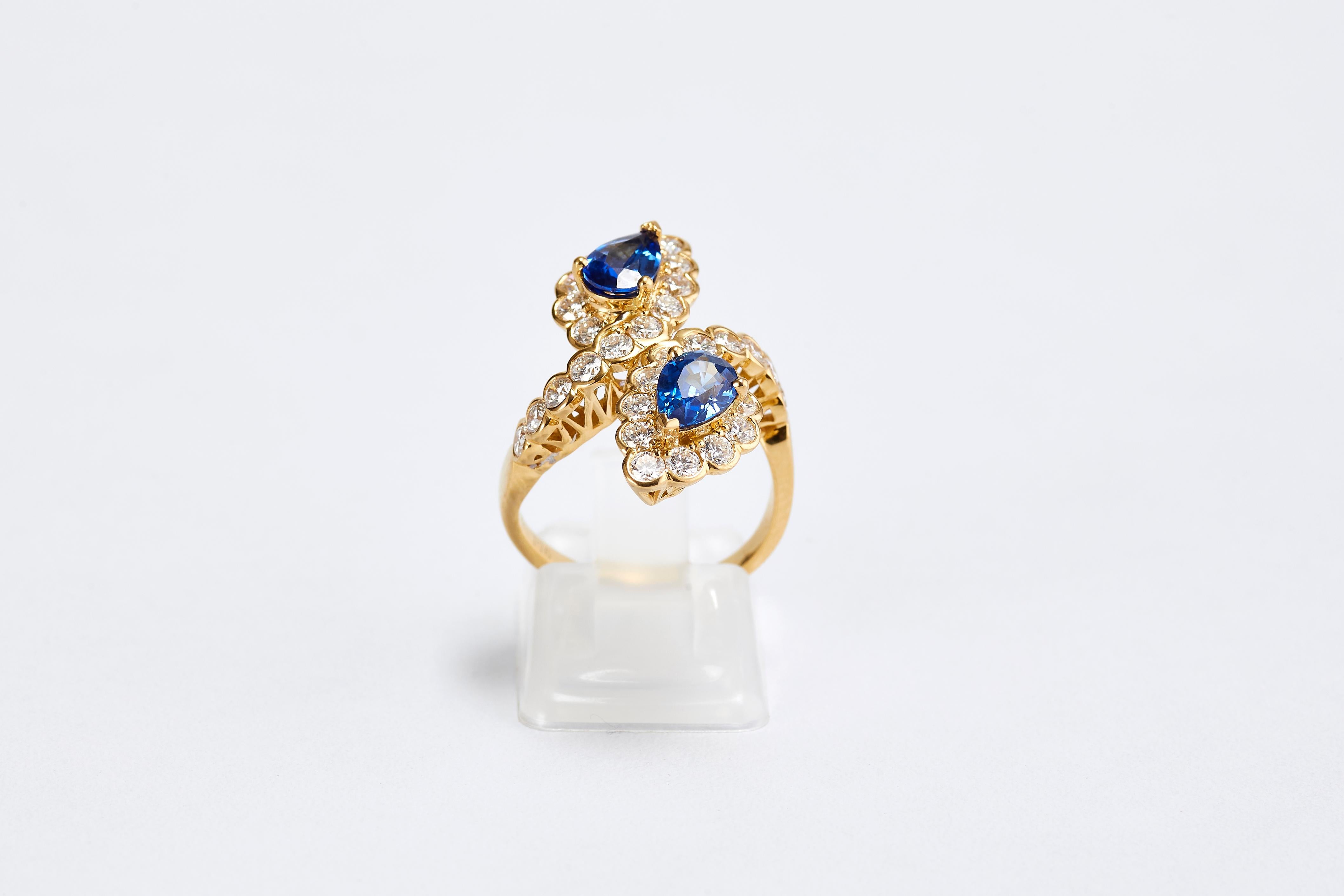 Van Cleef & Arpels Goldring mit 2 birnenförmigen natürlichen blauen Saphiren und Diamanten Damen im Angebot
