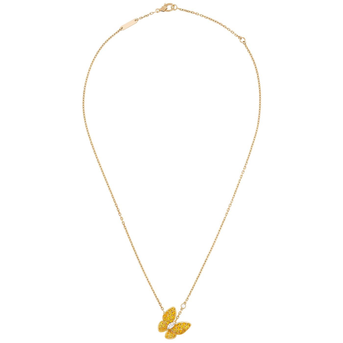 Pendentif deux papillons, or jaune 18K, saphirs jaunes ronds, or blanc 18K rhodié, diamants ronds et taille marquise ; qualité des diamants DEF, IF à VVS. Le pendentif est attaché à la chaîne du collier

Détails :
Marque : Van Cleef & Arpels
Modèle