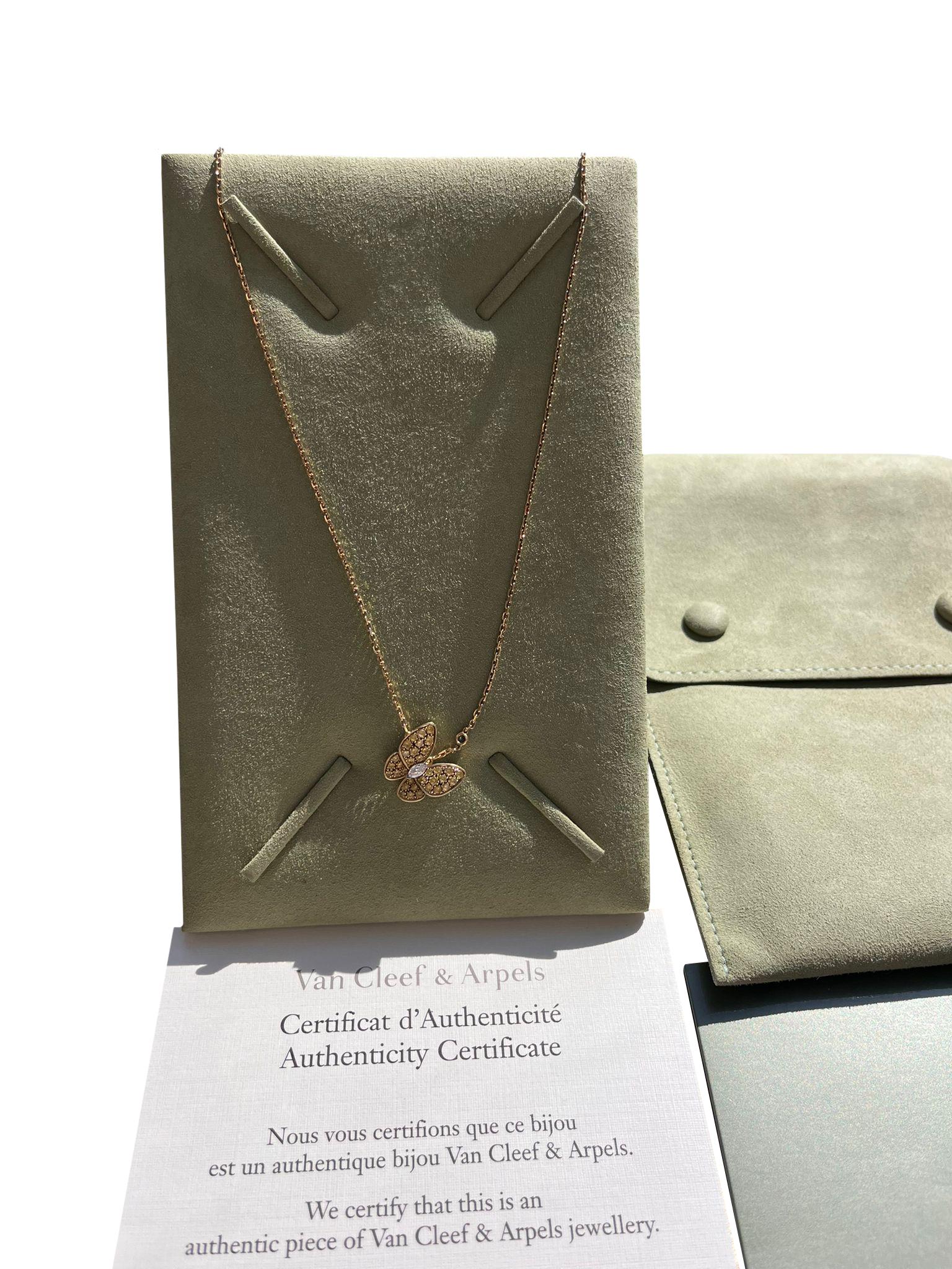 Van Cleef & Arpels Pendentif deux papillons en or serti de diamants ronds et marquises Pour femmes en vente