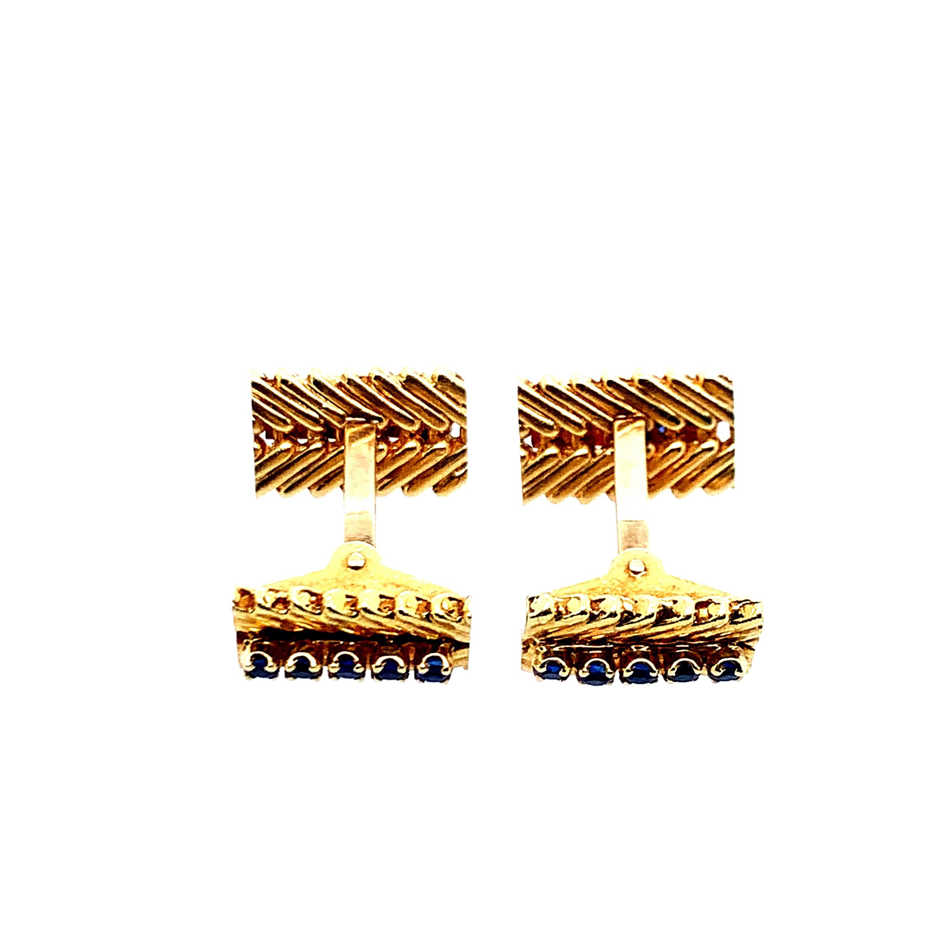 Diese Manschettenknöpfe aus 18 Karat Gold, signiert Van Cleef & Arpels NY, sind in der Mitte mit Saphiren besetzt. Gesamtgewicht: 16,8 Gramm. Länge: 2,5 cm. 

Serien-Nr. 12V25-16 