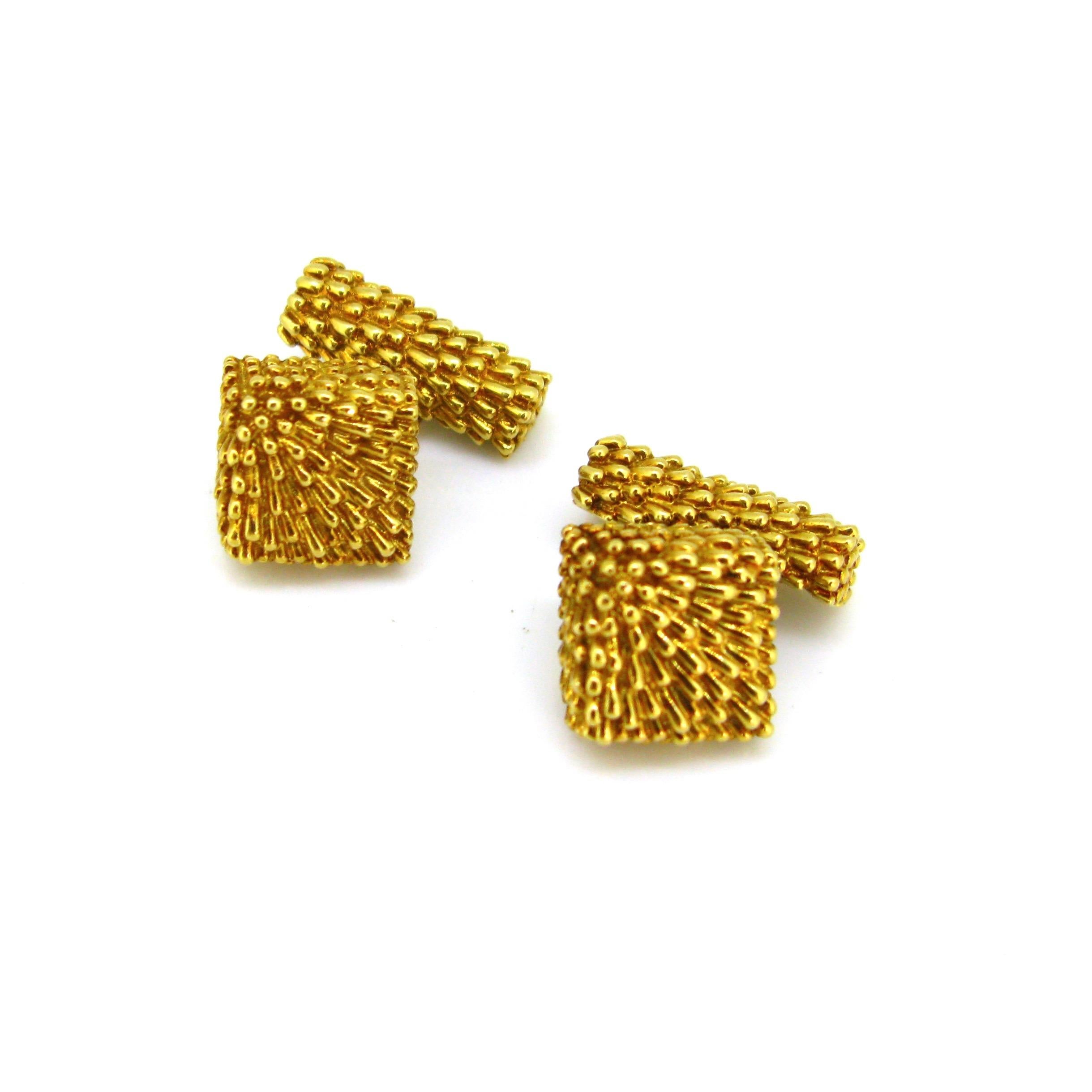 This beautiful pair of gold textured cufflinks is made in 18 yellow gold. It is signed VCA for Van Cleef & Arpels on the bar with the eagle’s head. We can also see the maker’s mark of the jewellers Georland; their atelier was founded in Paris in