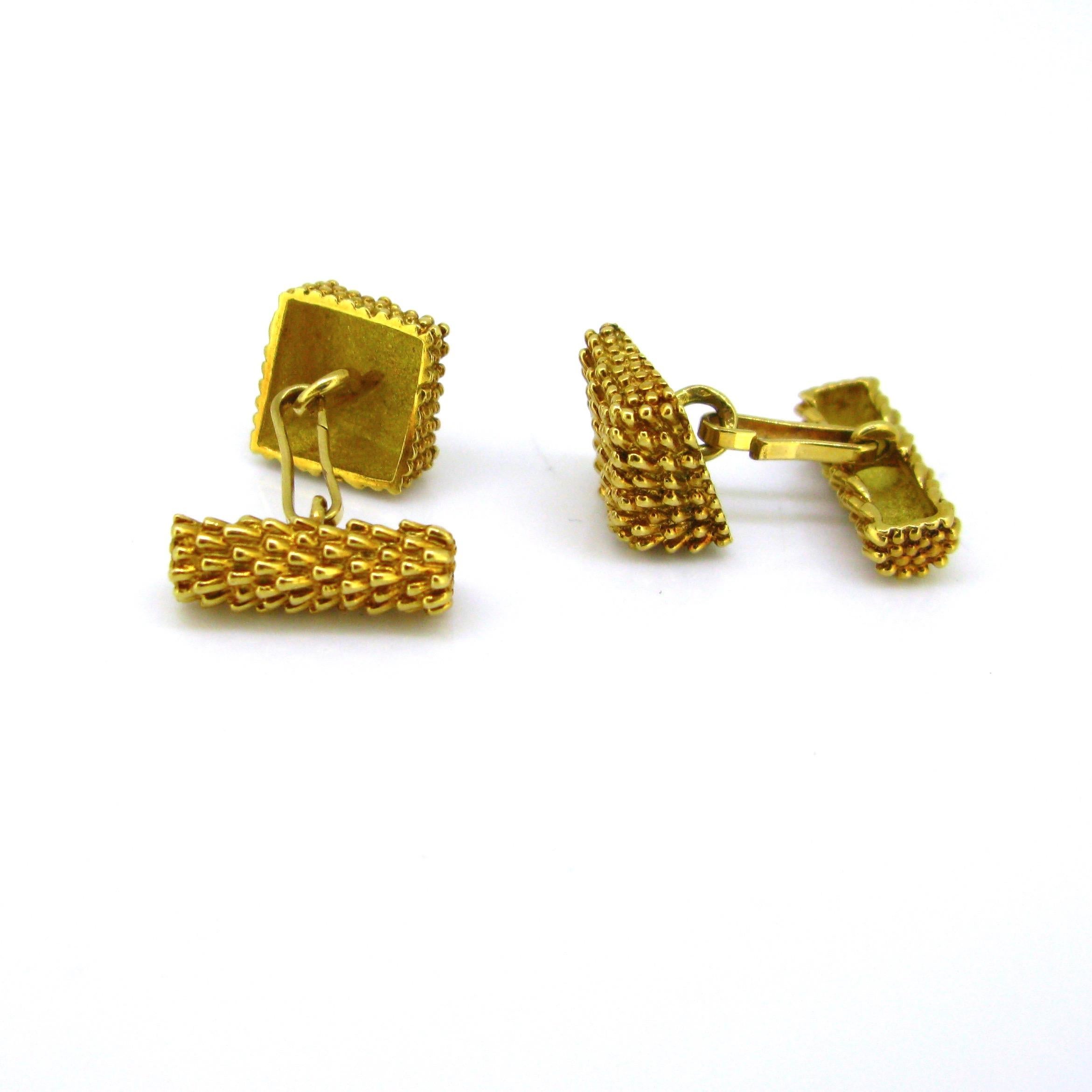 Van Cleef & Arpels Gold Textured Cufflinks In Good Condition In London, GB