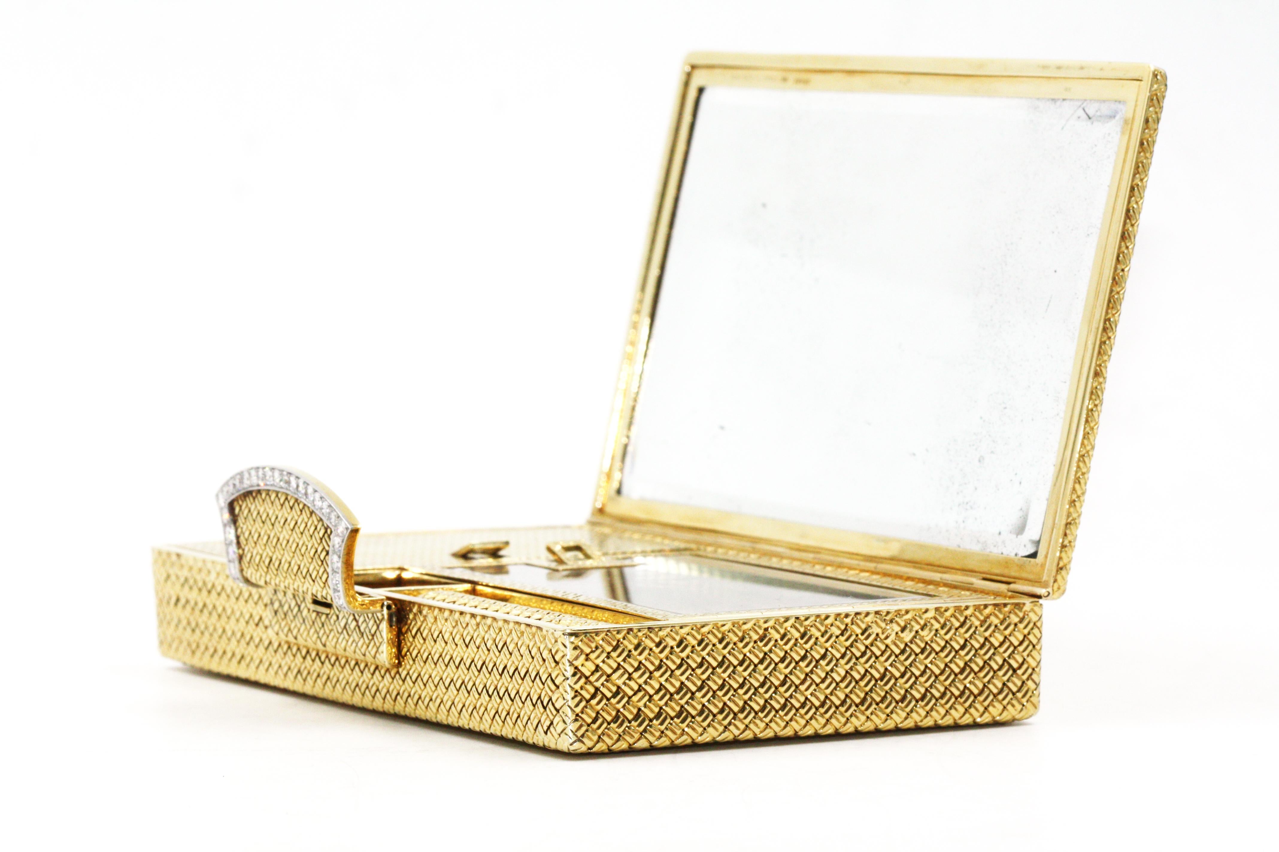 Van Cleef & Arpels Gold Vintage Yellow Makeup Compact with Diamonds For Sale 3