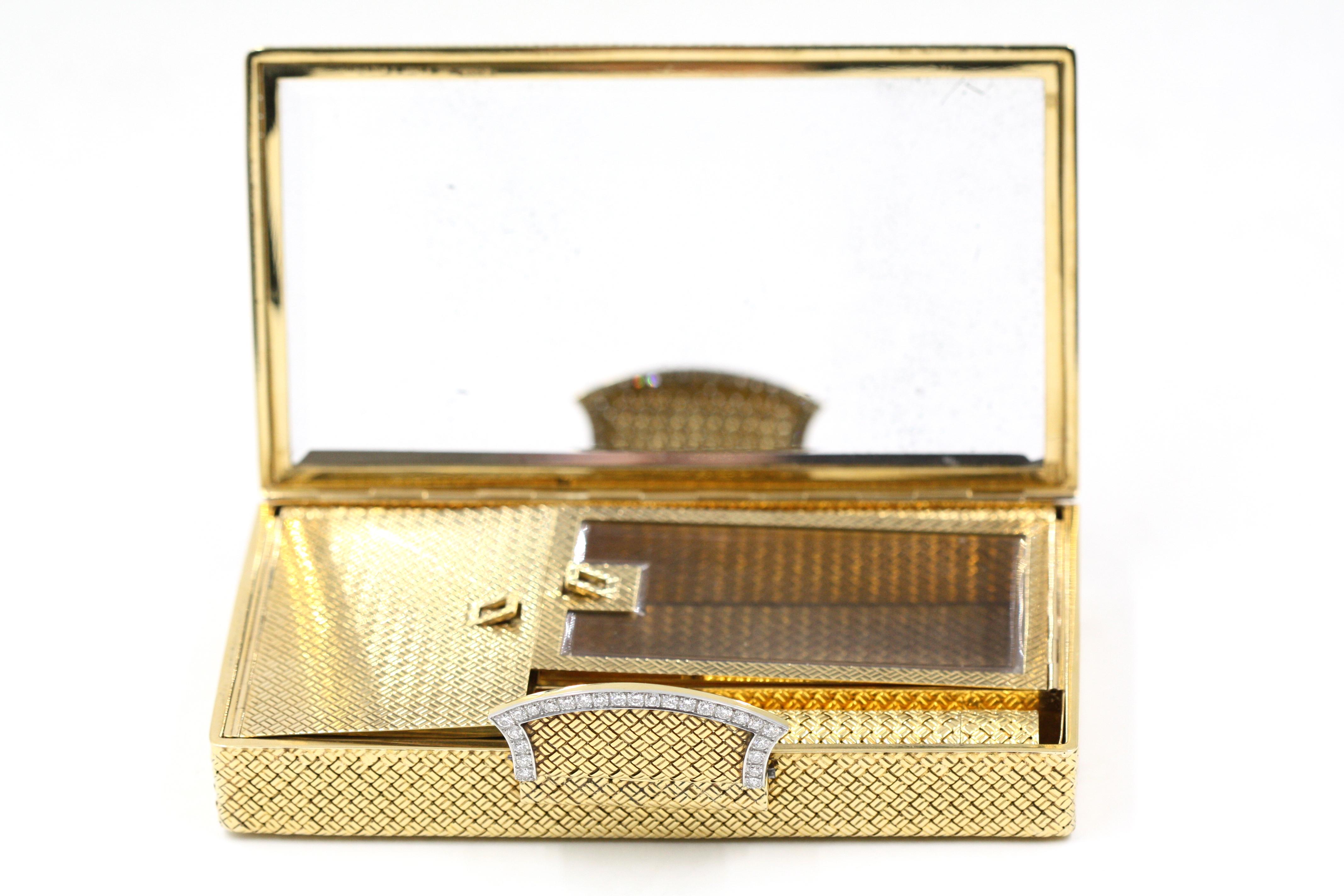 Van Cleef & Arpels Gold Vintage Yellow Makeup Compact with Diamonds In Good Condition For Sale In New York, NY
