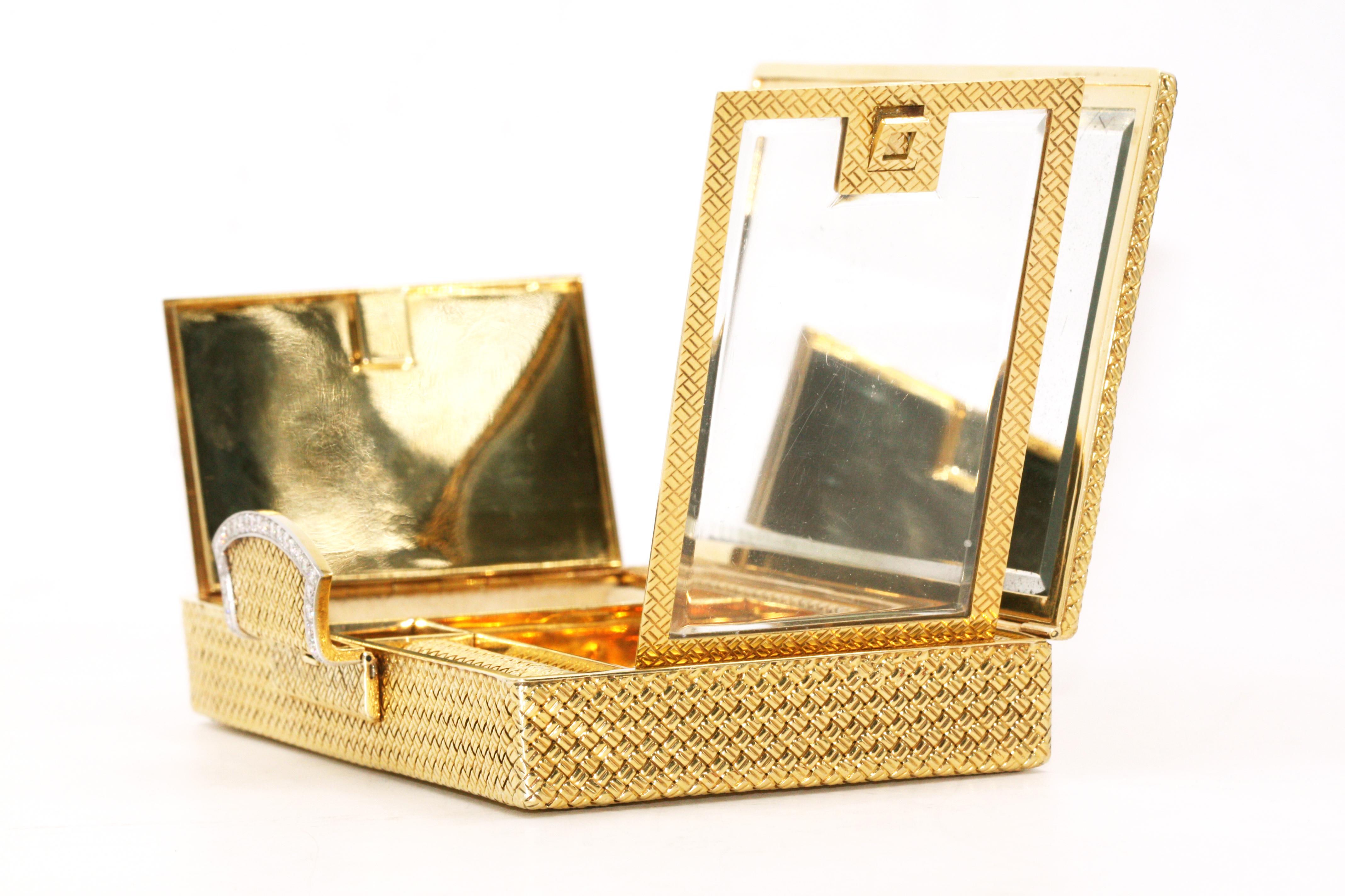 Van Cleef & Arpels Gold Vintage Yellow Makeup Compact with Diamonds For Sale 2