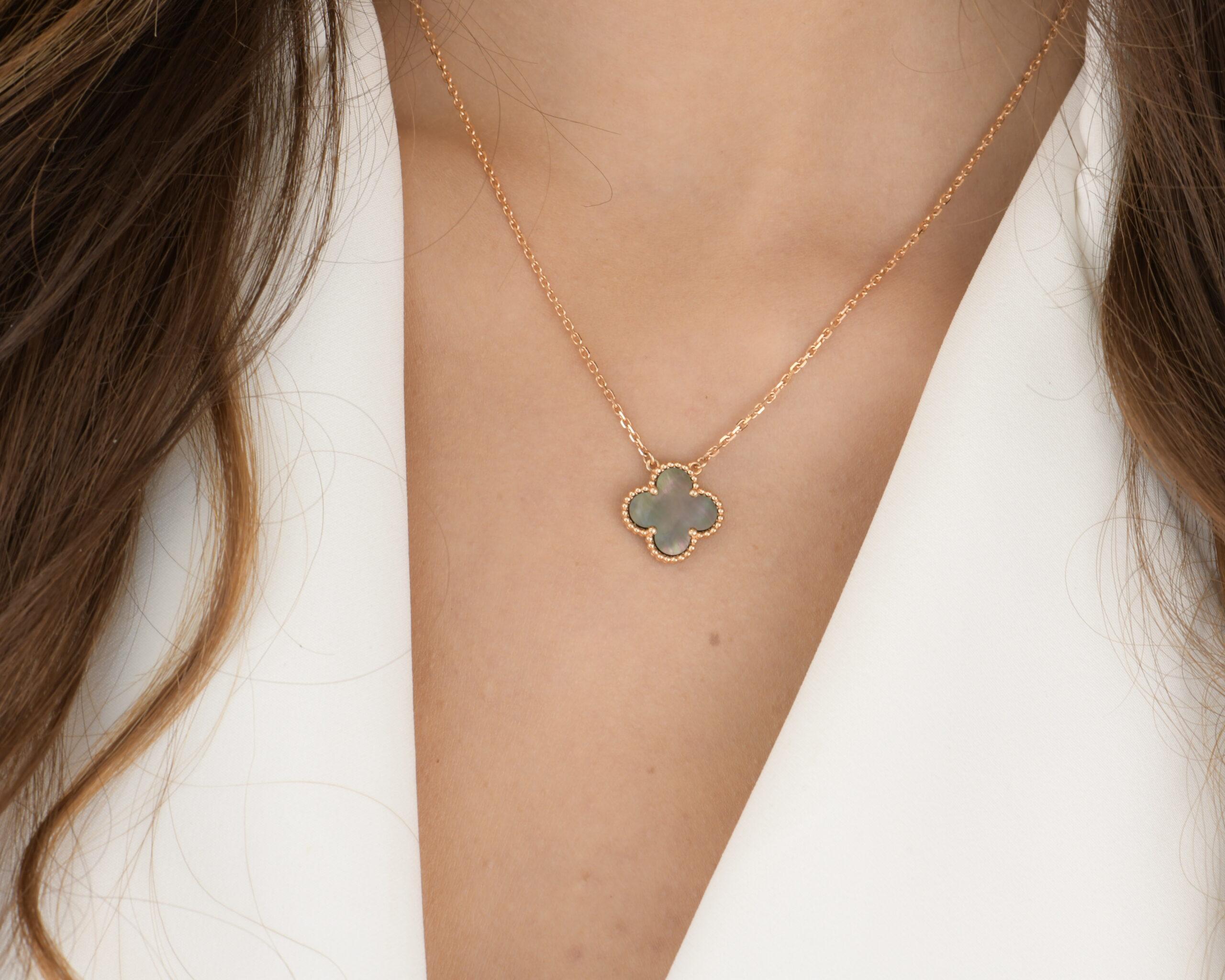 Van Cleef & Arpels Halskette mit grauem Perlmutt-Alhambra-Anhänger 7