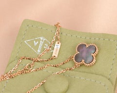 Van Cleef & Arpels, collier à pendentif Alhambra en nacre grise