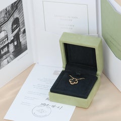 Van Cleef & Arpels, collier à pendentif Alhambra en nacre grise