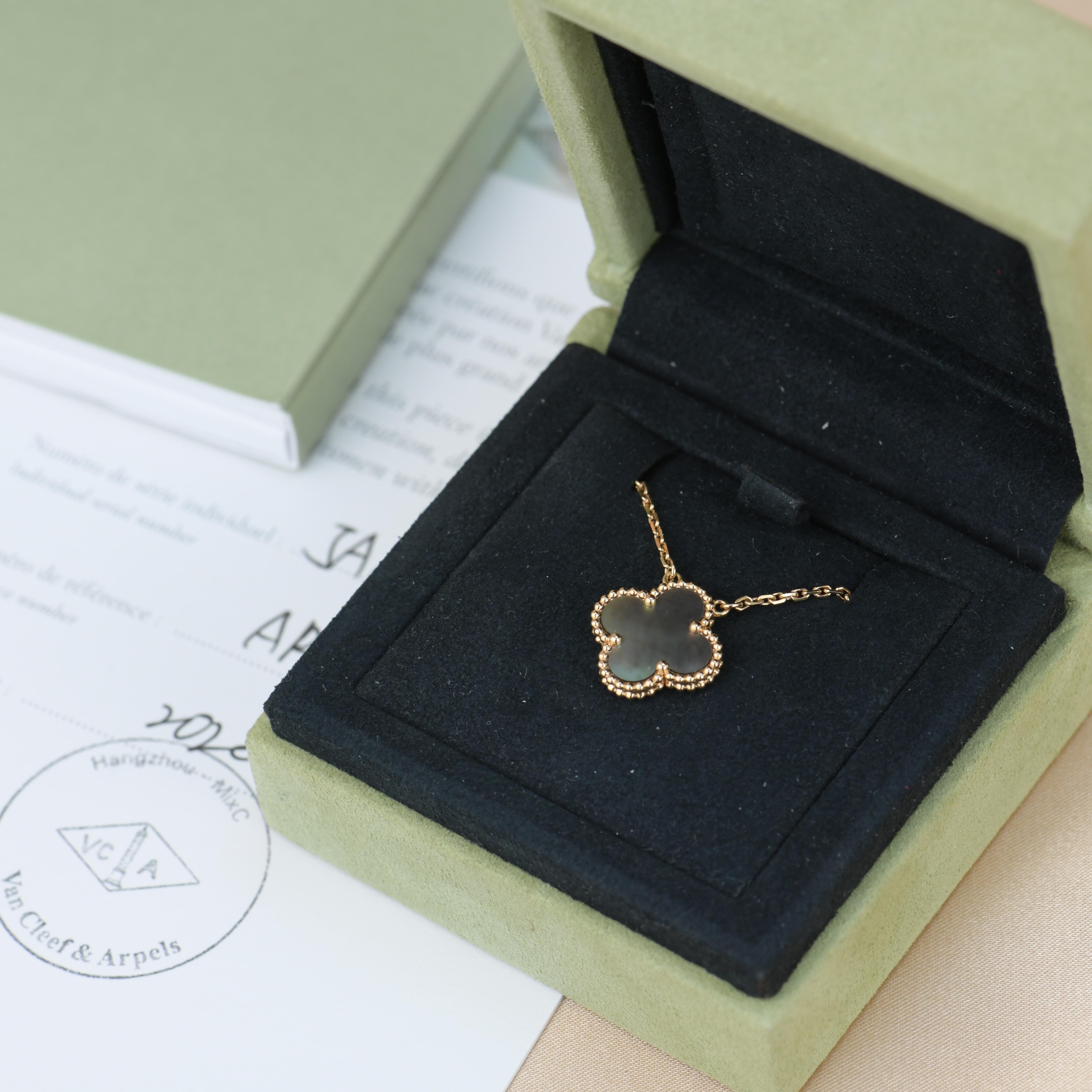 Van Cleef & Arpels Halskette mit grauem Perlmutt-Alhambra-Anhänger im Zustand „Hervorragend“ in Banbury, GB