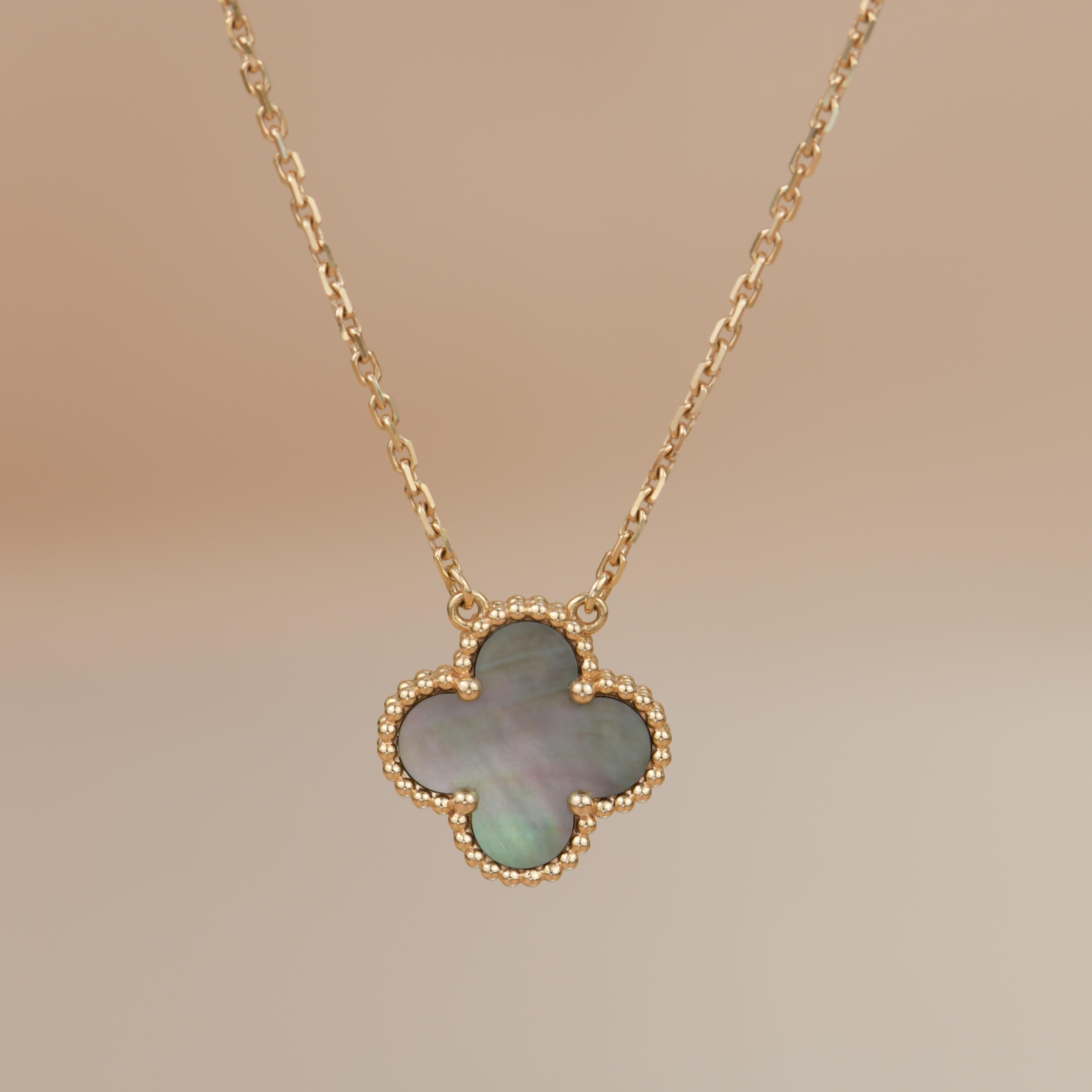 Van Cleef & Arpels Halskette mit grauem Perlmutt-Alhambra-Anhänger für Damen oder Herren