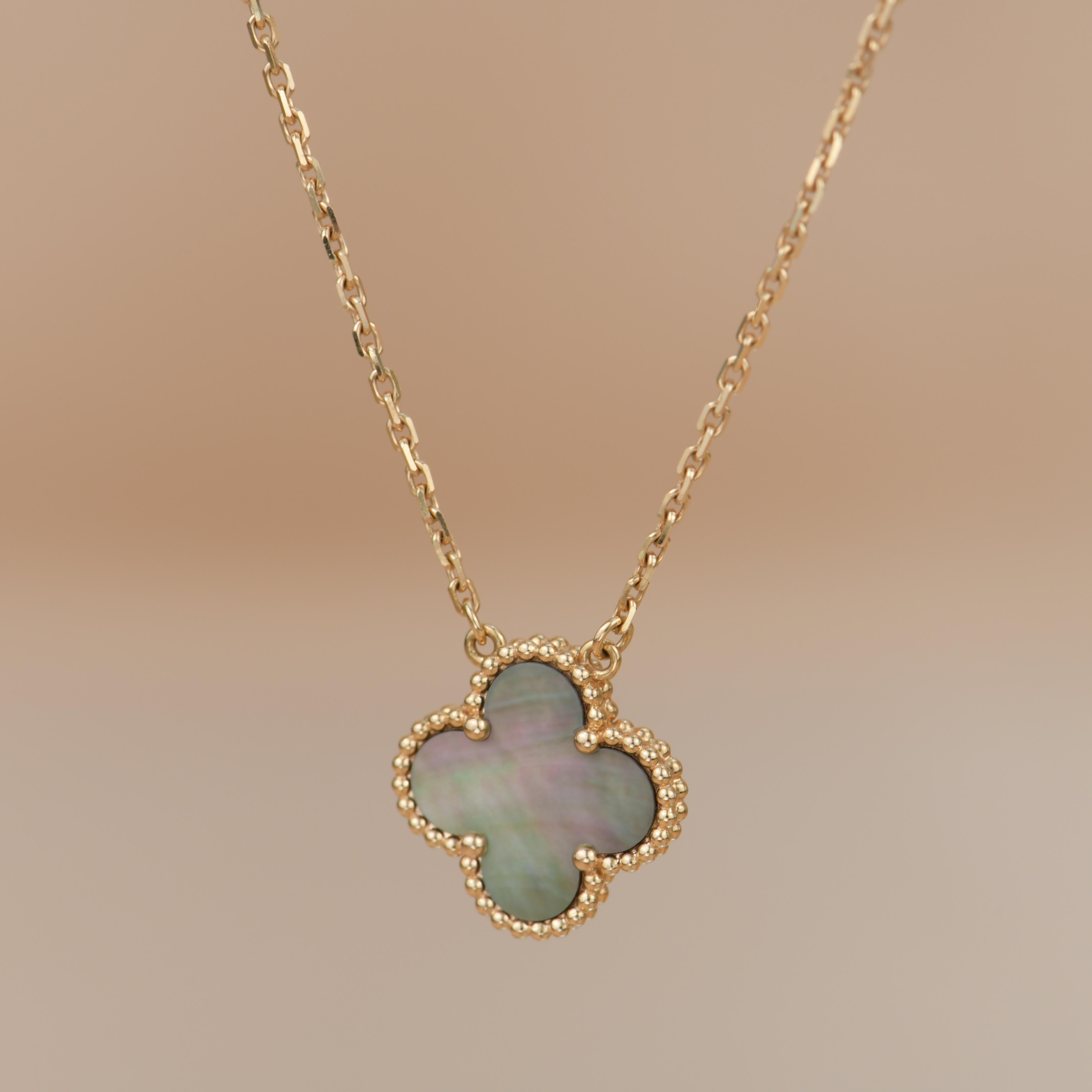Van Cleef & Arpels Halskette mit grauem Perlmutt-Alhambra-Anhänger 2