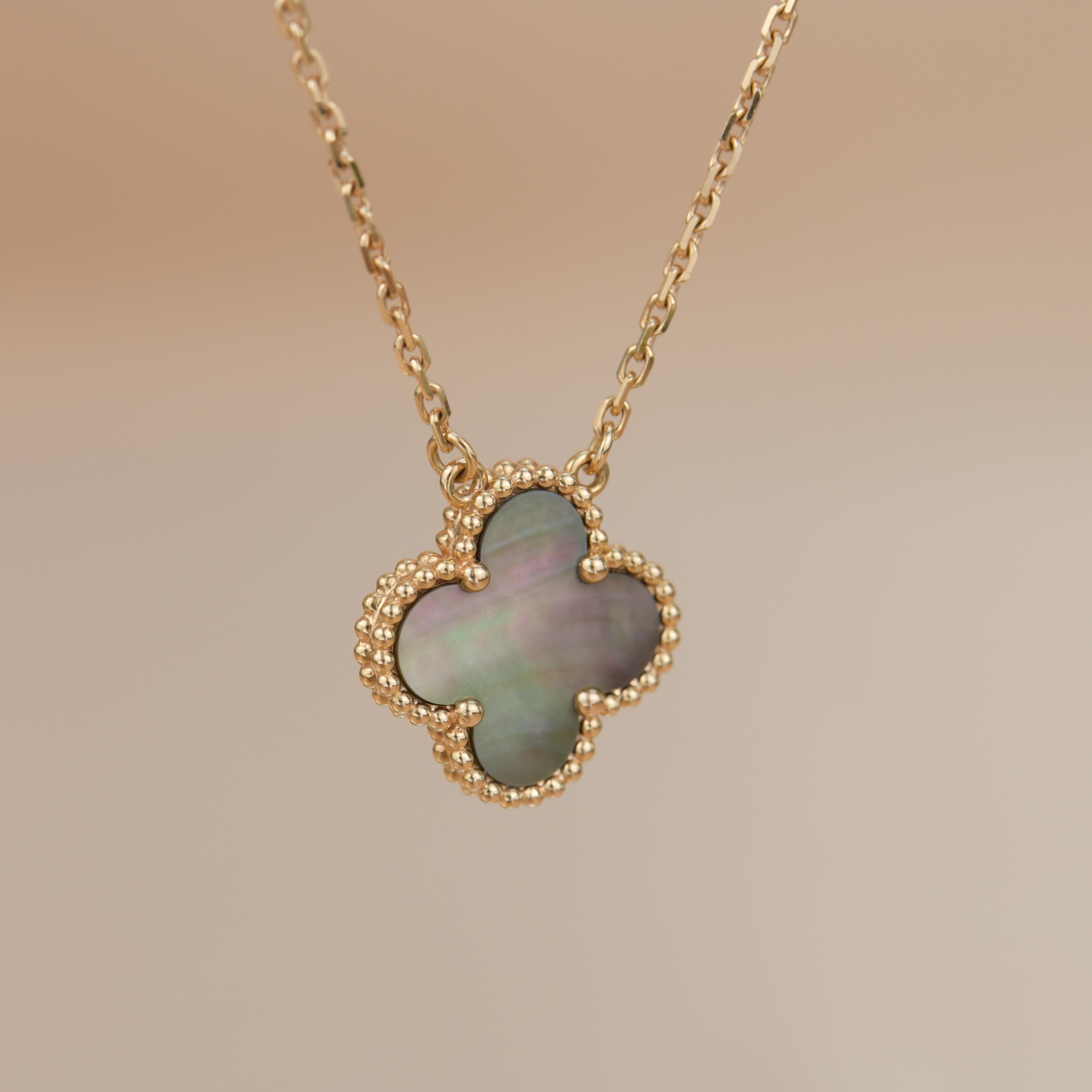 Van Cleef & Arpels Halskette mit grauem Perlmutt-Alhambra-Anhänger 3