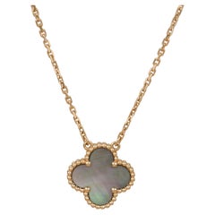Van Cleef & Arpels Halskette mit grauem Perlmutt-Alhambra-Anhänger