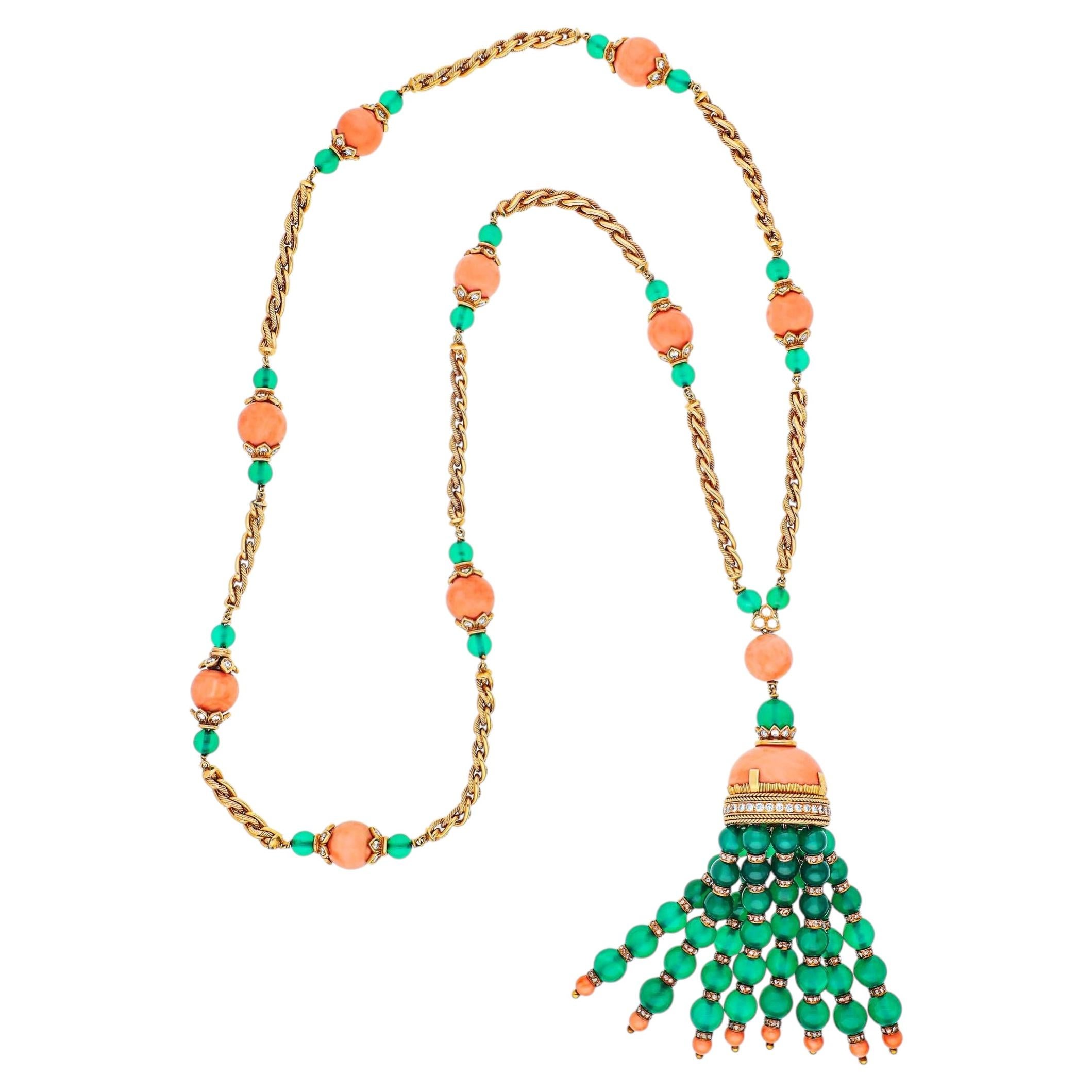 VAN CLEEF & ARPELS Collar de borlas de calcedonia verde, coral y diamantes en venta