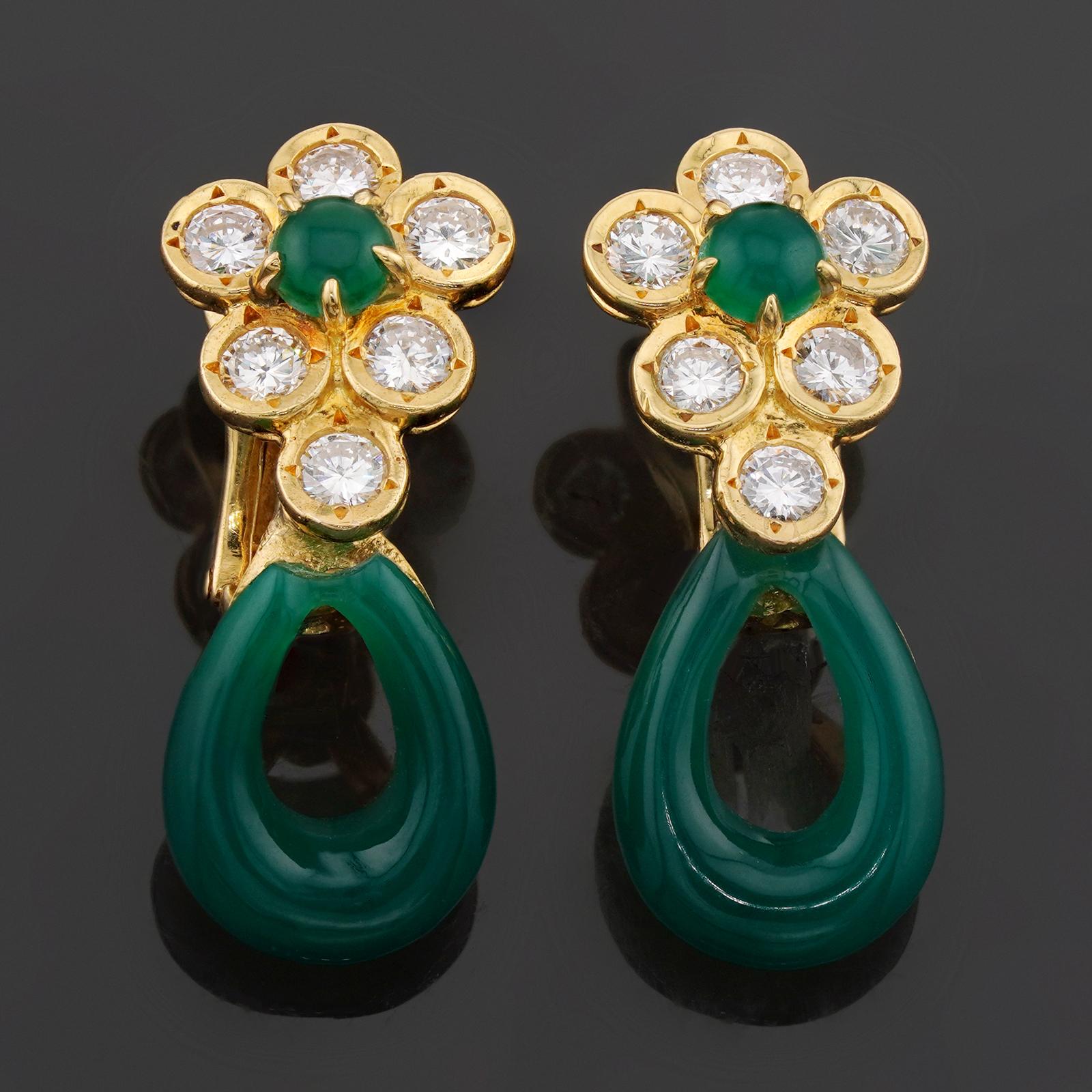 Ces étonnantes boucles d'oreilles fleur à clip Van Cleef & Arpels sont réalisées en or jaune 18 carats, serties de diamants taille brillant et complétées par des gouttes d'onyx vert. Fabriqué en France dans les années 1980. Dimensions : 0,38