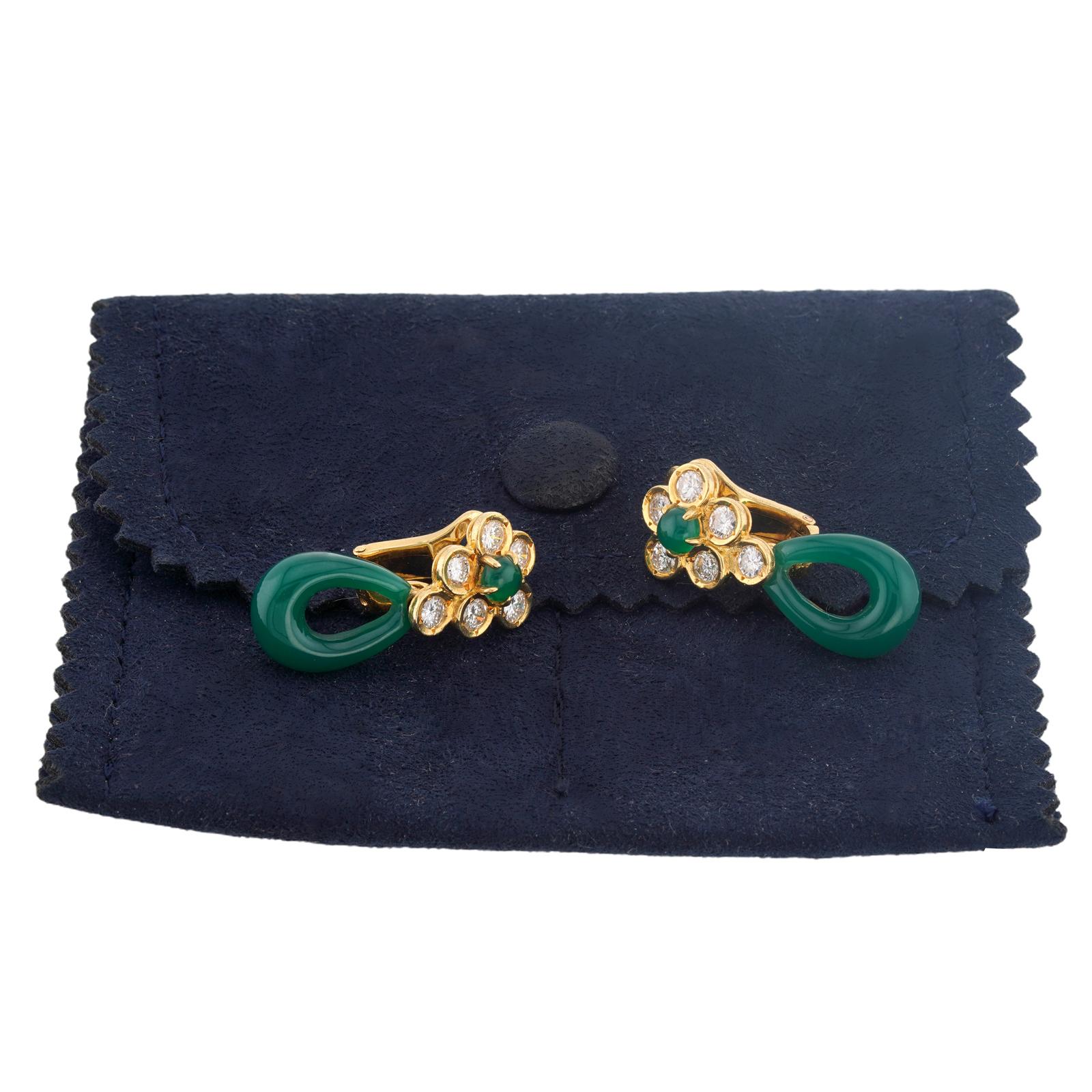 Taille brillant Van Cleef & Arpels Boucles d'oreilles fleurs en or jaune et diamant Onyx vert en vente