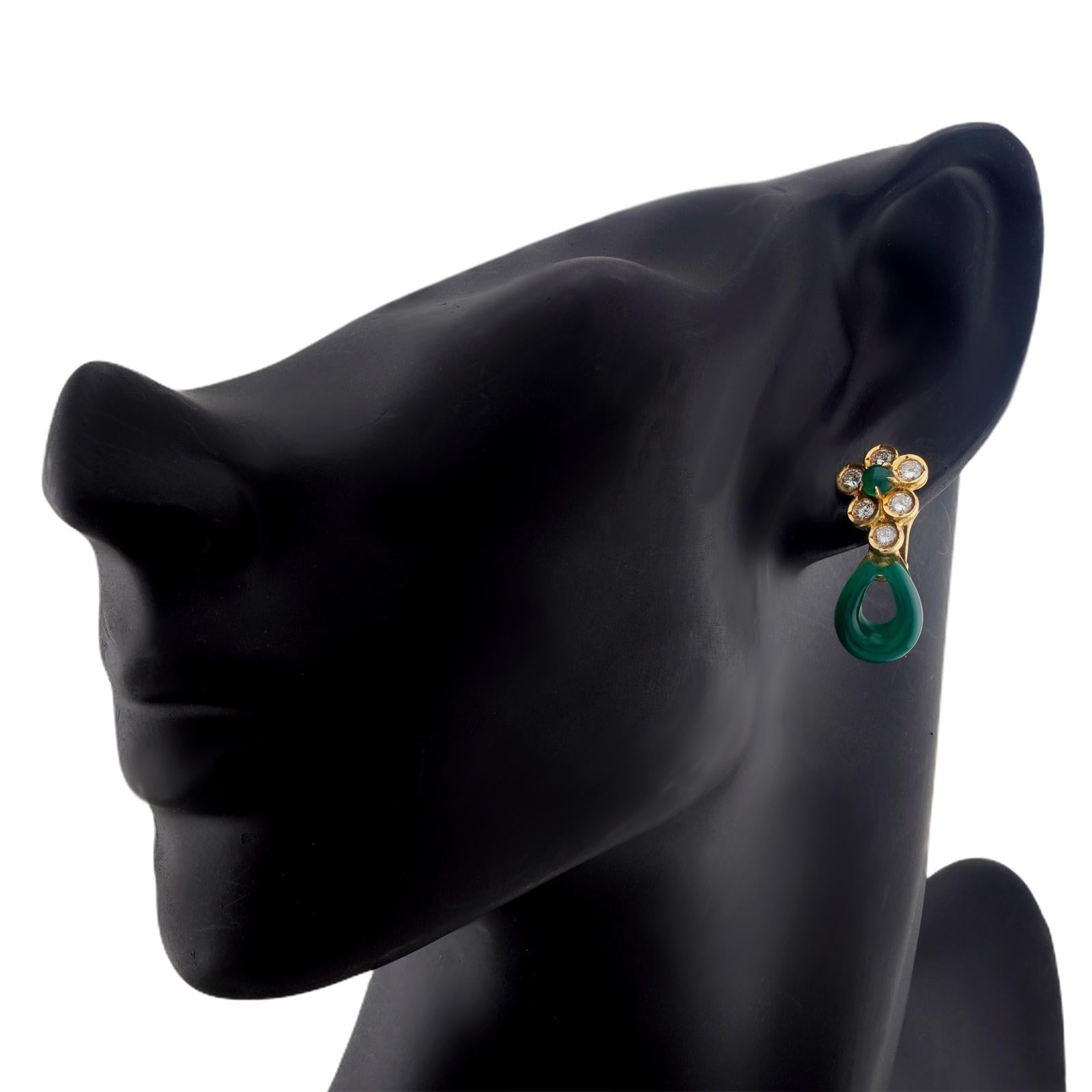 Van Cleef & Arpels Boucles d'oreilles fleurs en or jaune et diamant Onyx vert Bon état - En vente à New York, NY