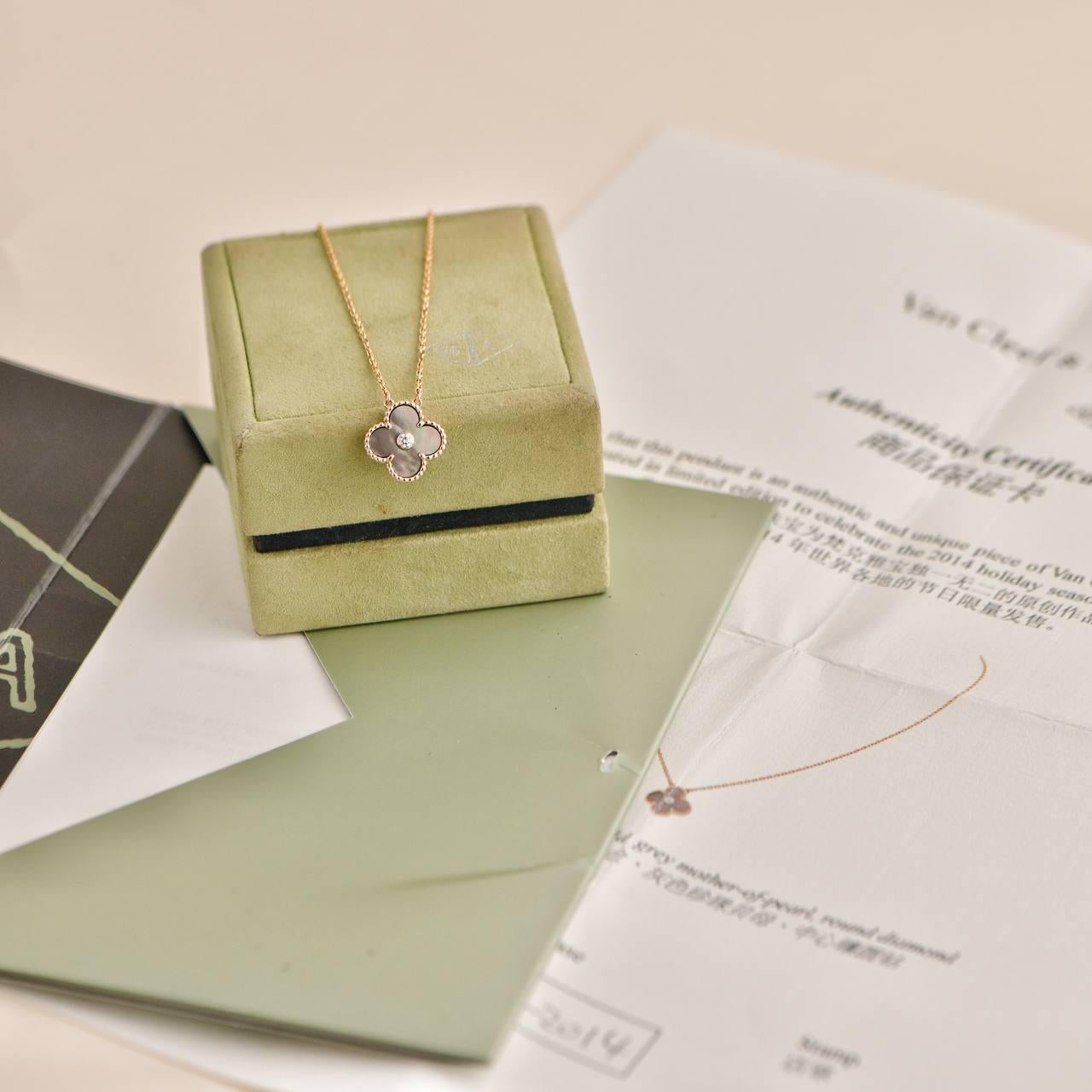 SKU	33301070
Comes With	Full Set (Box + Card)
Date	2014
Model	ARO5SX00
Serial Number	JE******
Metal	18k Rose Gold
Stones	Diamond, Mother of Pearl
Weight	Approximately 6.6 g
Length	Approximately 42 cm
Width	Approximately 1.5