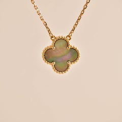Van Cleef & Arpels Pendentif Alhambra en or rose gris et nacre