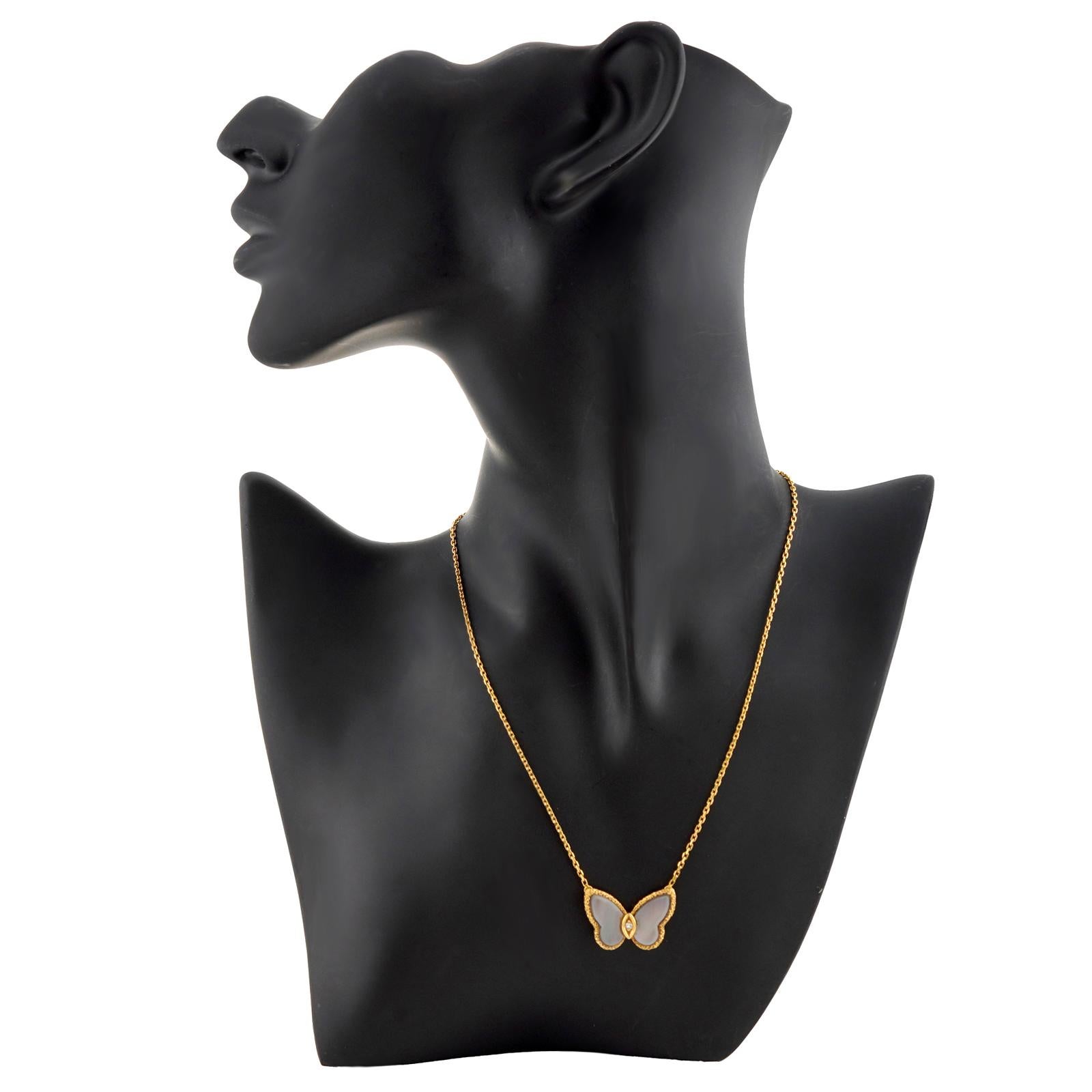 VAN CLEEF & ARPELS Grey Mother-of-Pearl Diamond Butterfly Pendant Necklace In Excellent Condition In New York, NY