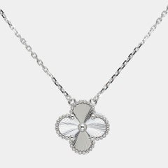 Van Cleef & Arpels Collier à pendentif Guilloché en or blanc 18 carats plaqué rhodium